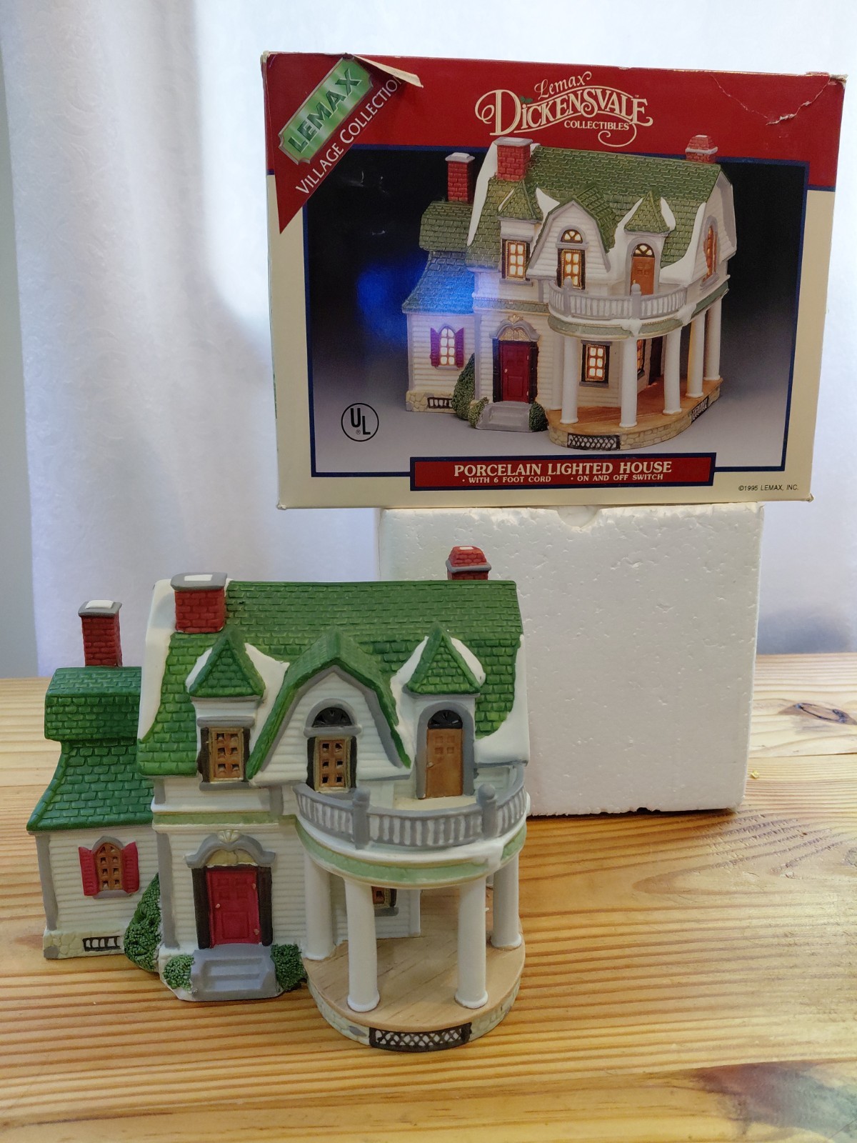 Vintage 1995 Lemax Village Collection Dickensvale, Lighted Porcelain House Vintage 1995 Lemax Village Collection Dickensvale, Lighted Porcelain House