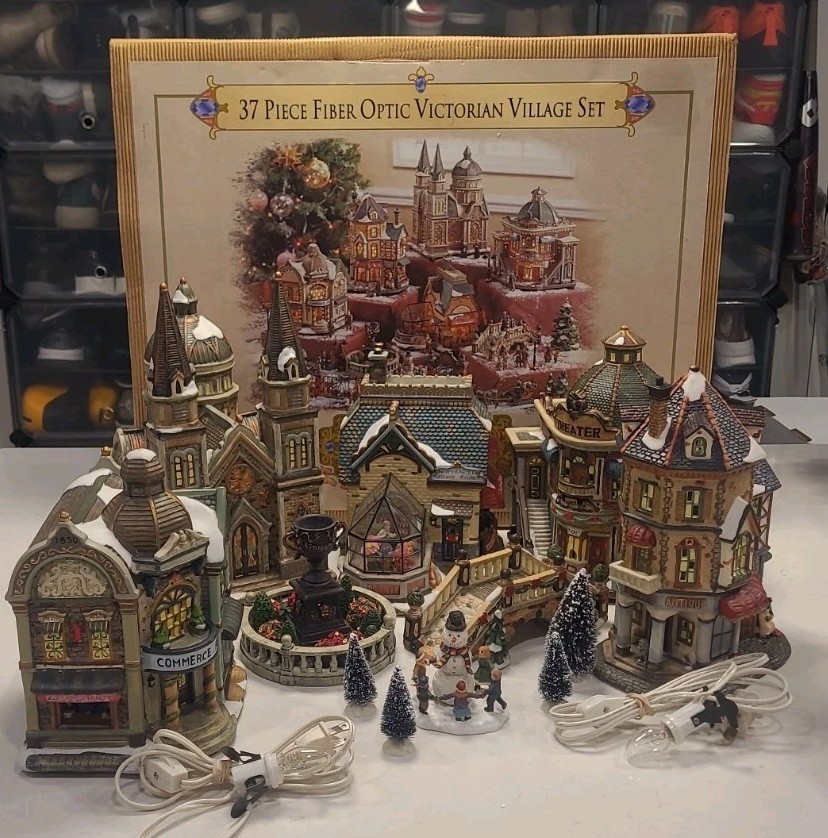 2003 Grandeur Noel Fiber Optic Christmas Victorian Village READ (B2-G3) 2003 Grandeur Noel Fiber Optic Christmas Victorian Village READ (B2-G3)
