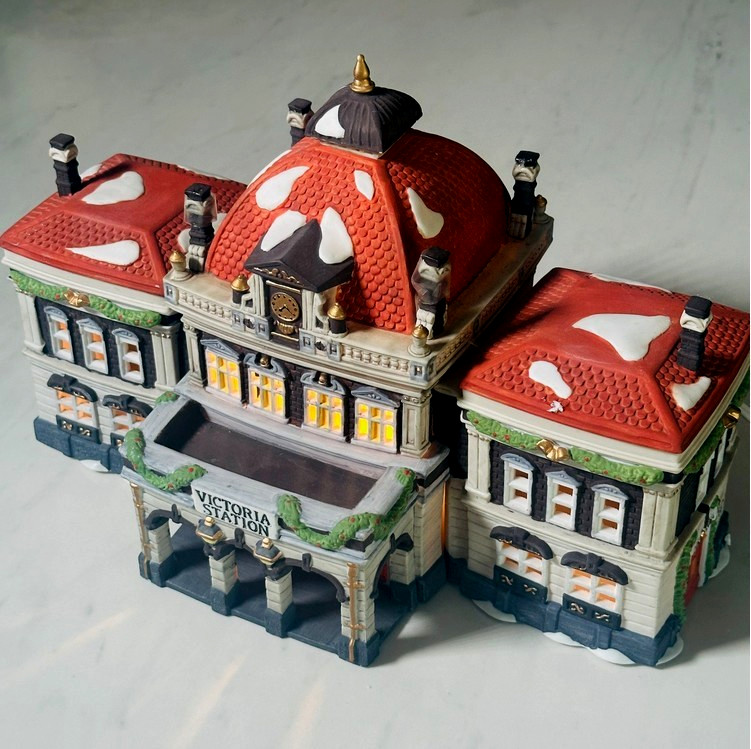 DEPT 56 DICKENS VILLAGE - 3 PIECES: VICTORIA STATION W/  2 RELATED ACCESSORIES