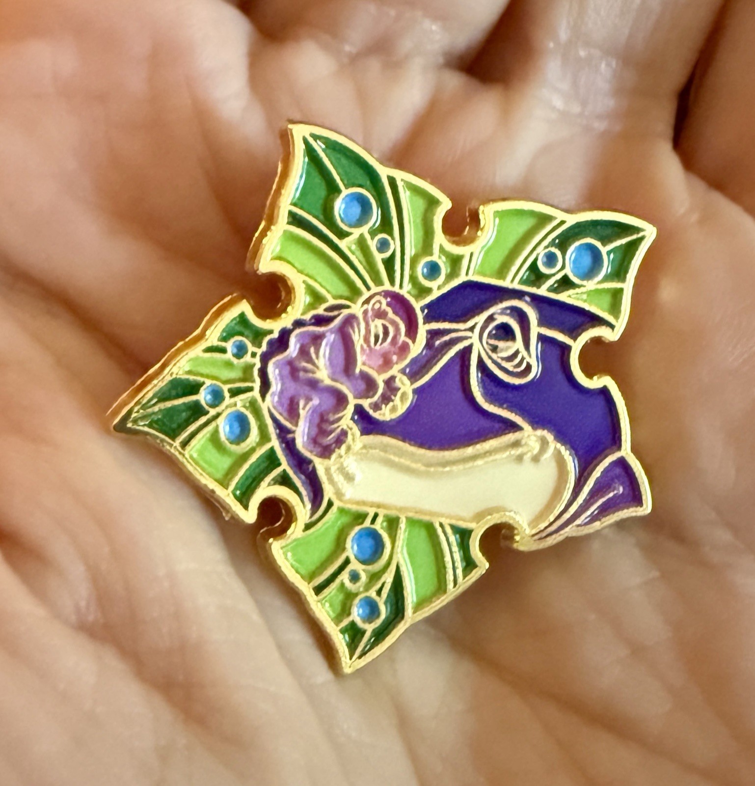 New THE LAND BEFORE TIME enamel pin LITTLEFOOT & Mother W/ tree Star dinosaurs
