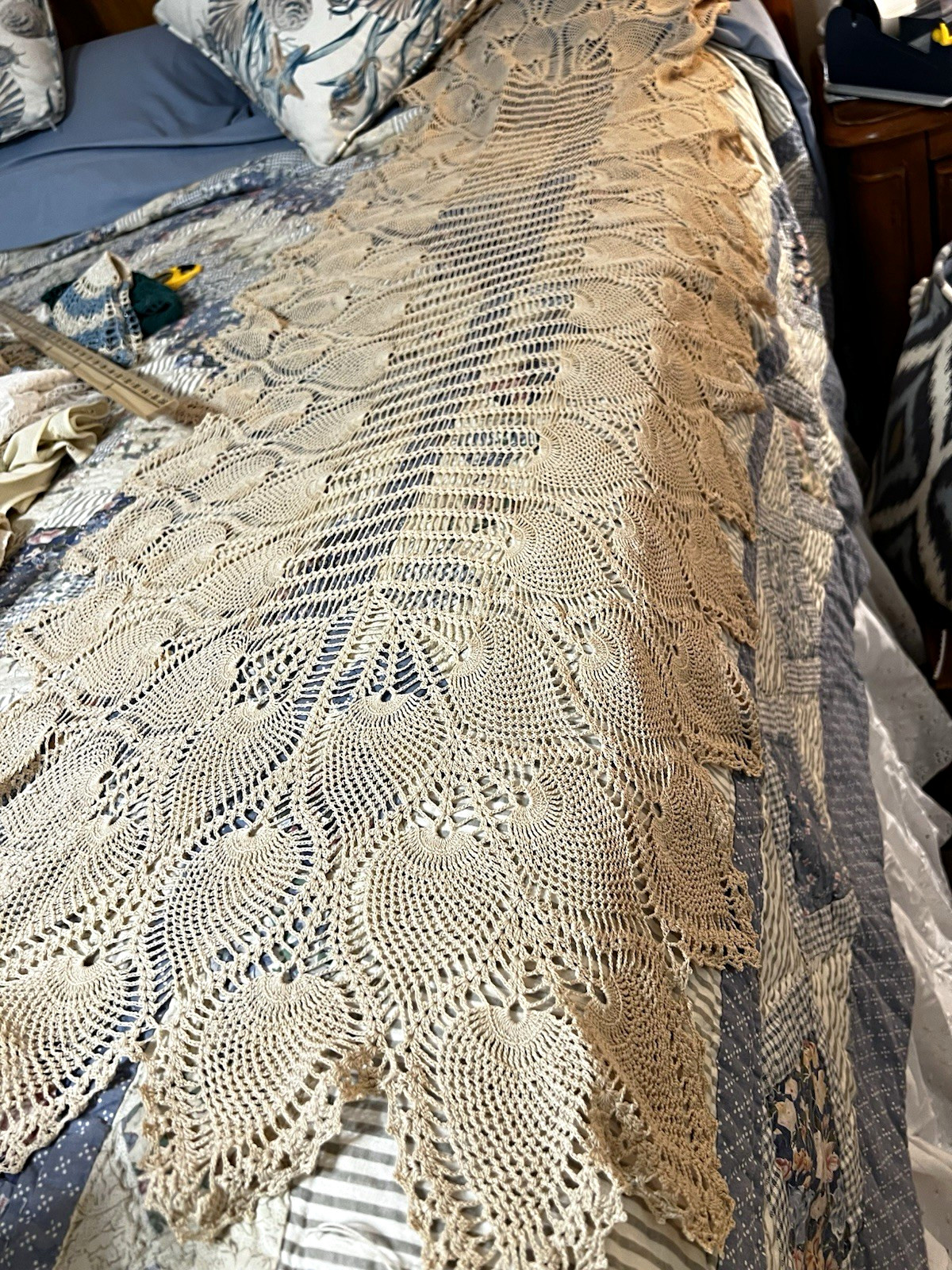 Vintage Handmade Beige Crochet Lace Floral Rectangular Table runner. Vintage Handmade Beige Crochet Lace Floral Rectangular Table runner.