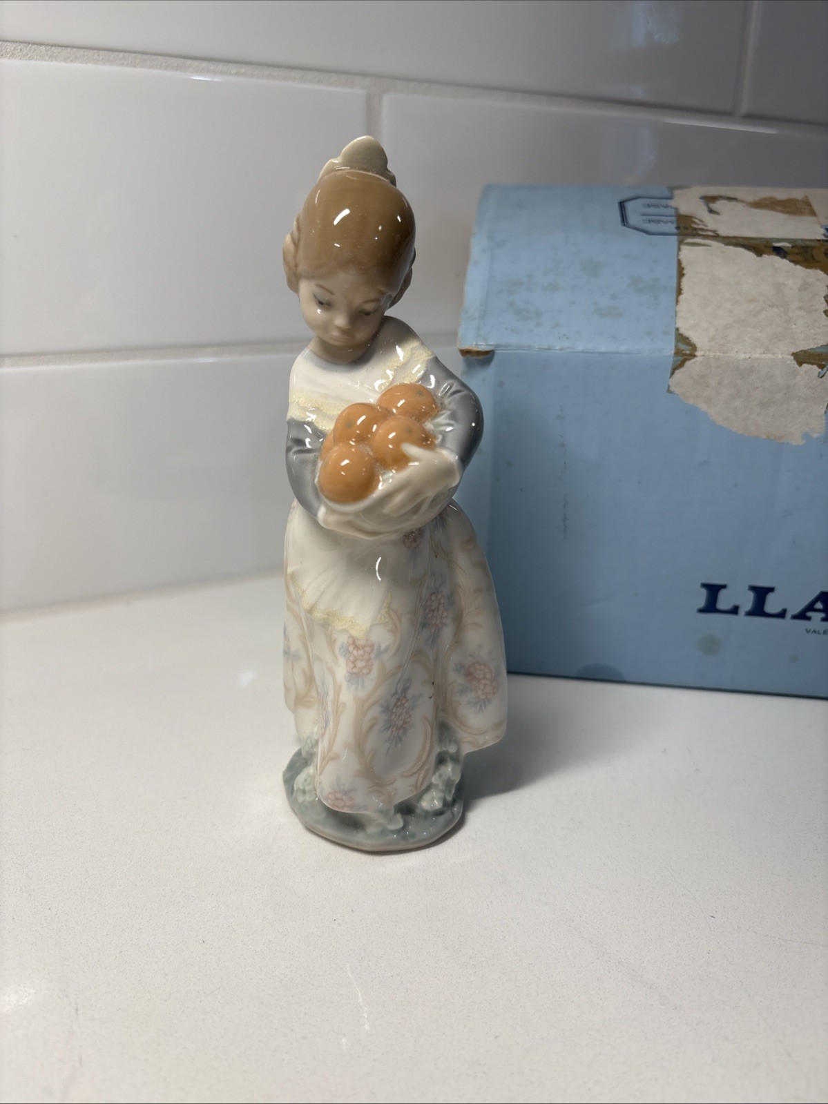 Lladro Valencia Girl With Oranges Mint Condition Retired Porcelain Figurine 4841 Lladro Valencia Girl With Oranges Mint Condition Retired Porcelain Figurine 4841