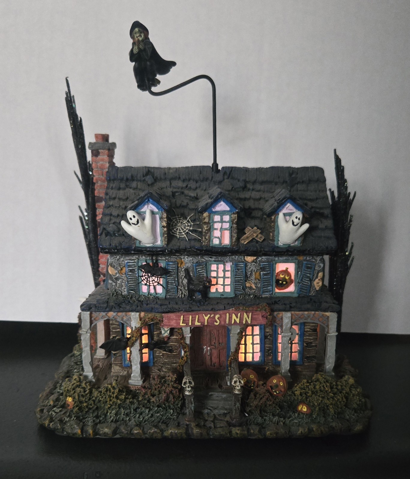 Hawthorne Village The Munsters Lily\'s Inn