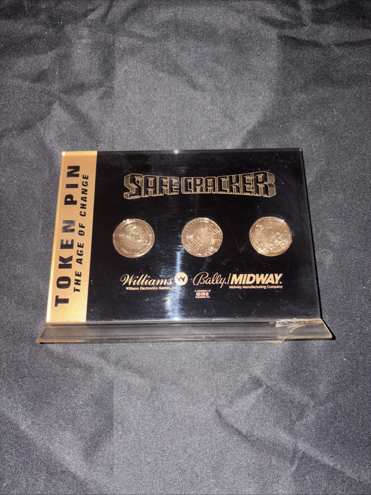 SAFECRACKER BY BALLY, STAND UP TOKENS PROMOTION DISPLAY TOKEN PIN Pinball Rare SAFECRACKER BY BALLY, STAND UP TOKENS PROMOTION DISPLAY TOKEN PIN Pinball Rare