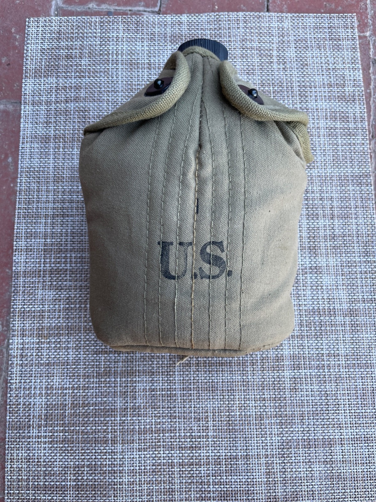 US GI WWII 1943 DATED PARATROOPER COVER ENAMEL CANTEEN AND CUP NOS. US GI WWII 1943 DATED PARATROOPER COVER ENAMEL CANTEEN AND CUP NOS.