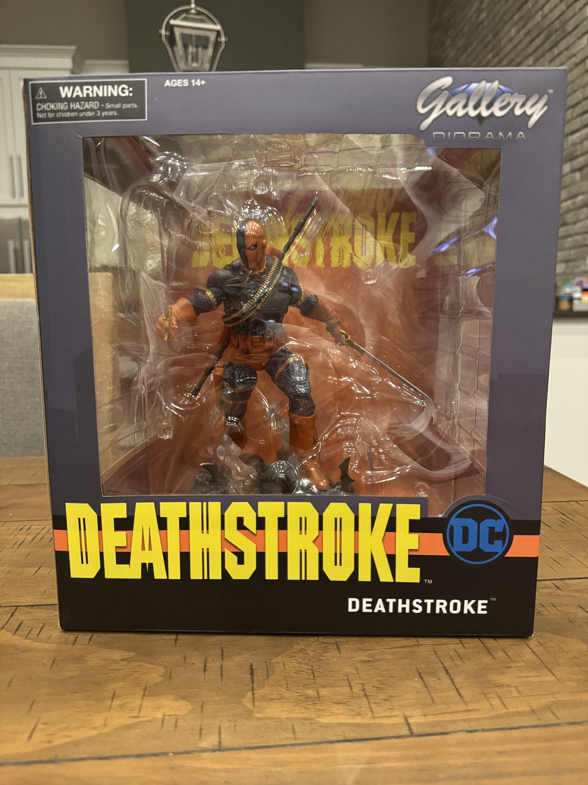DC Diamond Select Gallery Deathstroke Diorama PVC **unopened** see description DC Diamond Select Gallery Deathstroke Diorama PVC **unopened** see description