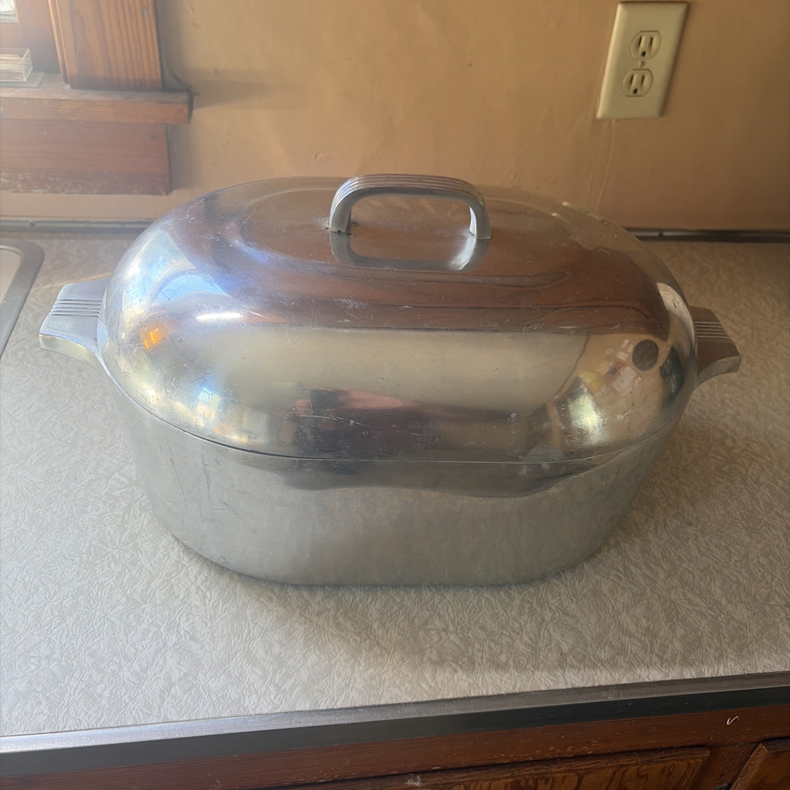 Vtg. Large Magnalite GHC Roaster 19 9/16 x 18 5/8 Aluminum Oven 13QT USA/ Trivet Vtg. Large Magnalite GHC Roaster 19 9/16 x 18 5/8 Aluminum Oven 13QT USA/ Trivet