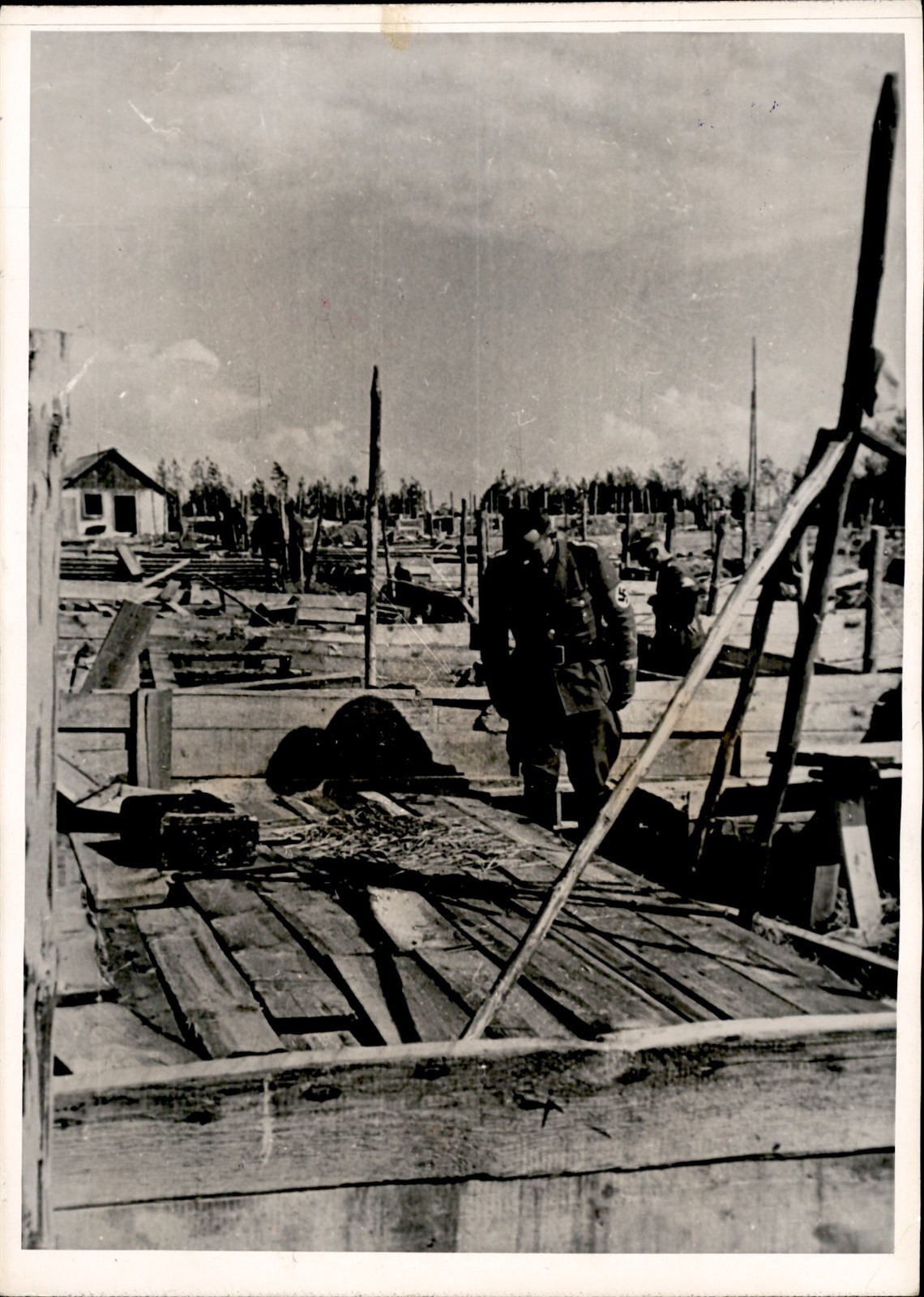 CGE60 1942 Orig Photo GERMAN SOLDIER FRONT-LINE WORKERS INSPECT RUSSIAN BUNKER CGE60 1942 Orig Photo GERMAN SOLDIER FRONT-LINE WORKERS INSPECT RUSSIAN BUNKER
