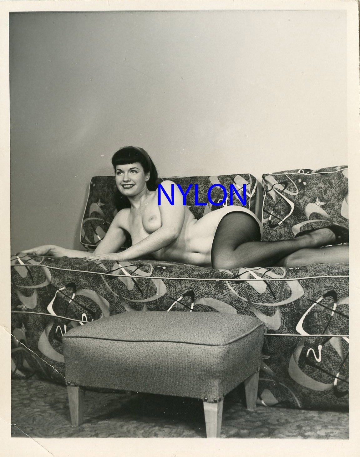 RARE BETTIE PAGE ON THE ATOMIC COUCH VINTAGE 1950\'s 5 x 4 PHOTOGRAPH RARE BETTIE PAGE ON THE ATOMIC COUCH VINTAGE 1950\'s 5 x 4 PHOTOGRAPH