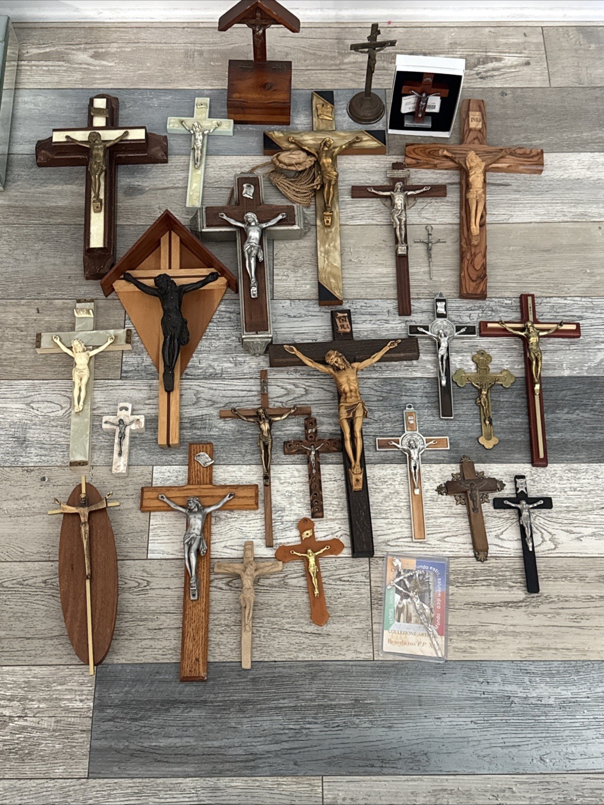 * LOT OF 27 ANTIQUE & VINTAGE NUNS CONVENT CRUCIFIXES WOW * LOT OF 27 ANTIQUE & VINTAGE NUNS CONVENT CRUCIFIXES WOW