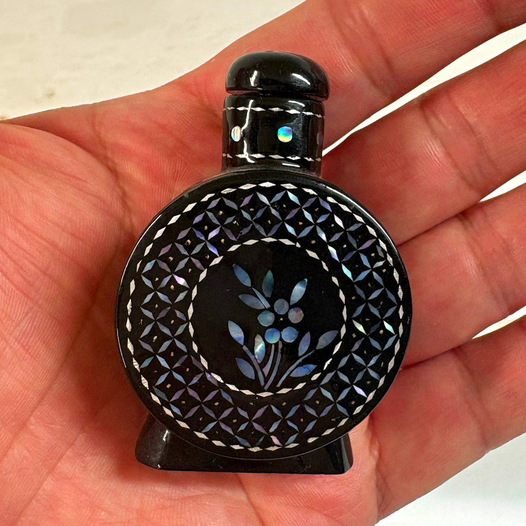 Antique Chinese Black Lacquer Snuff Bottle, Inlaid Mother of Pearl, 清代黑漆嵌螺鈿鼻煙壺