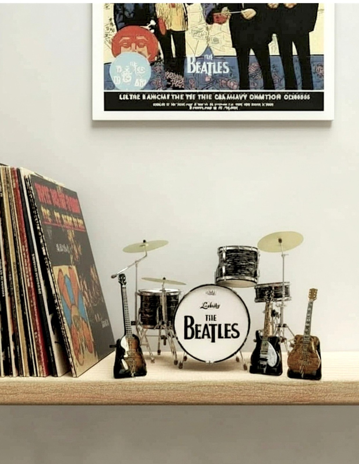 MINIATURE DRUM & GUITAR SET - THE BEATLES with 4\