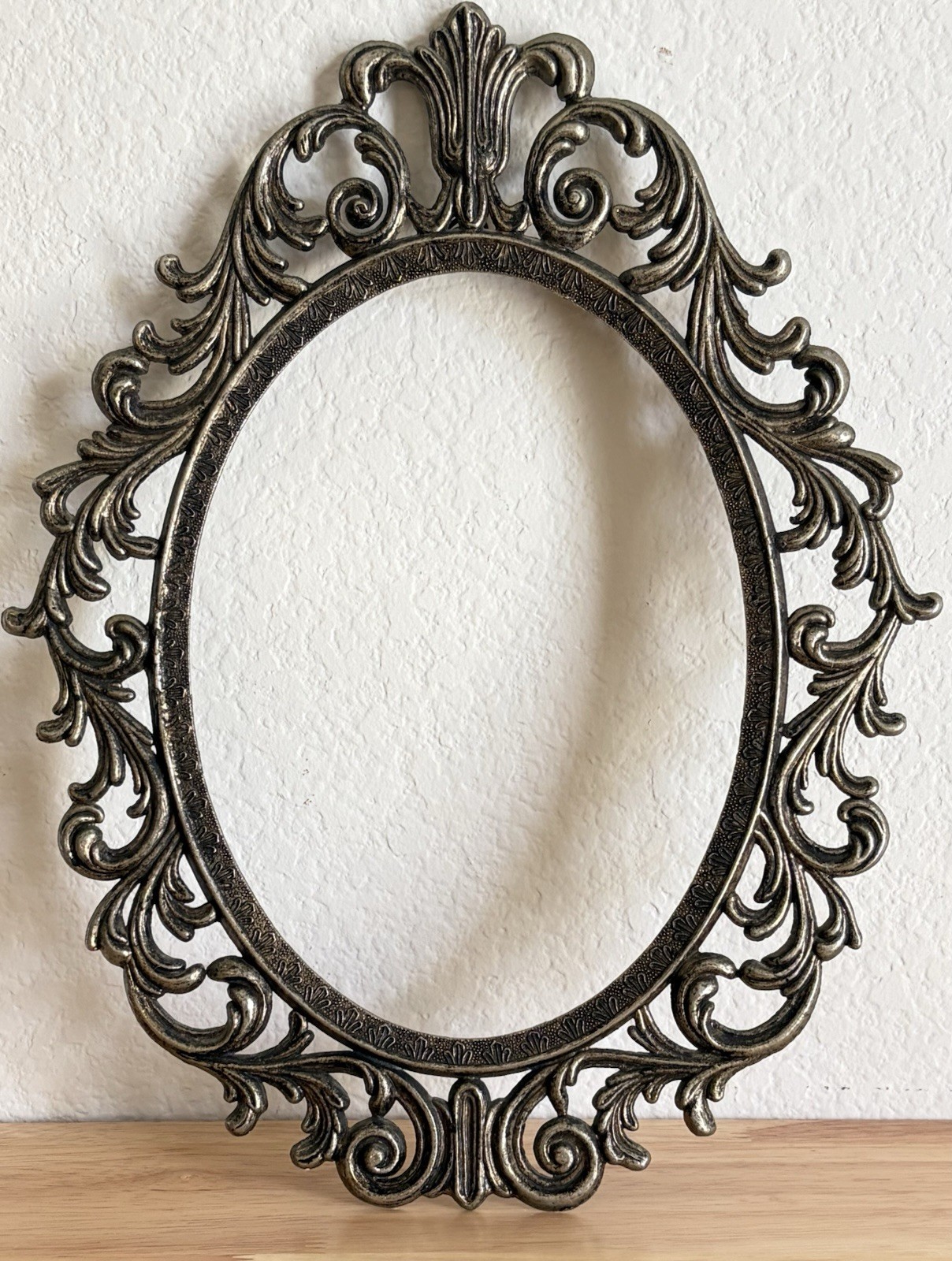 Vintage Victorian Oval Metal Frame Gallery Wall Witchy Fantasy Decor 13.5”x10.5” Vintage Victorian Oval Metal Frame Gallery Wall Witchy Fantasy Decor 13.5”x10.5”