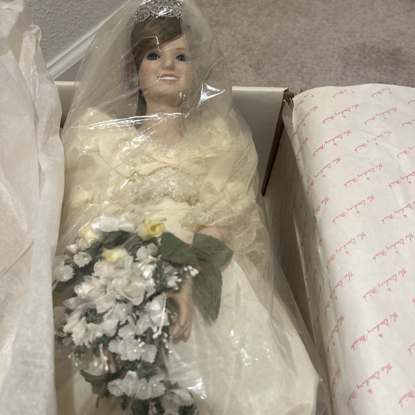 Rare Vintage 1985 Danbury Mint , wedding gown, crown & veil, bouquet. Orig box Rare Vintage 1985 Danbury Mint , wedding gown, crown & veil, bouquet. Orig box