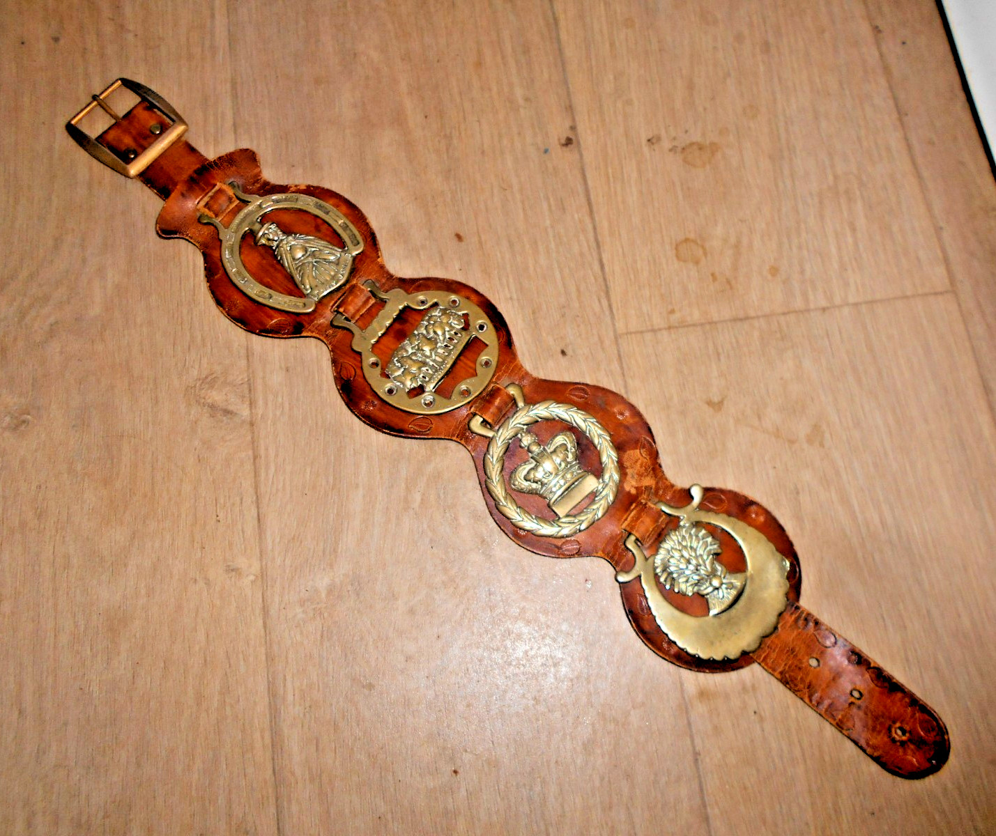 VICTORIAN HARNESS HORSE BRASSES 4 X MEDALLIONS ON LEATHER STRAP W/ HOUSE NANNEY