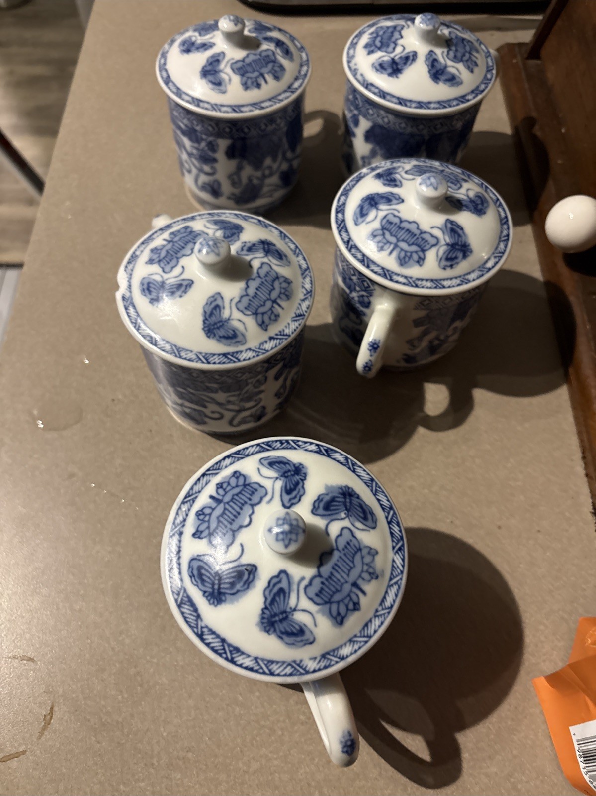 Chinese Tea Cups/lids Set Of 5 No Chips/cracks. Chinese Tea Cups/lids Set Of 5 No Chips/cracks.