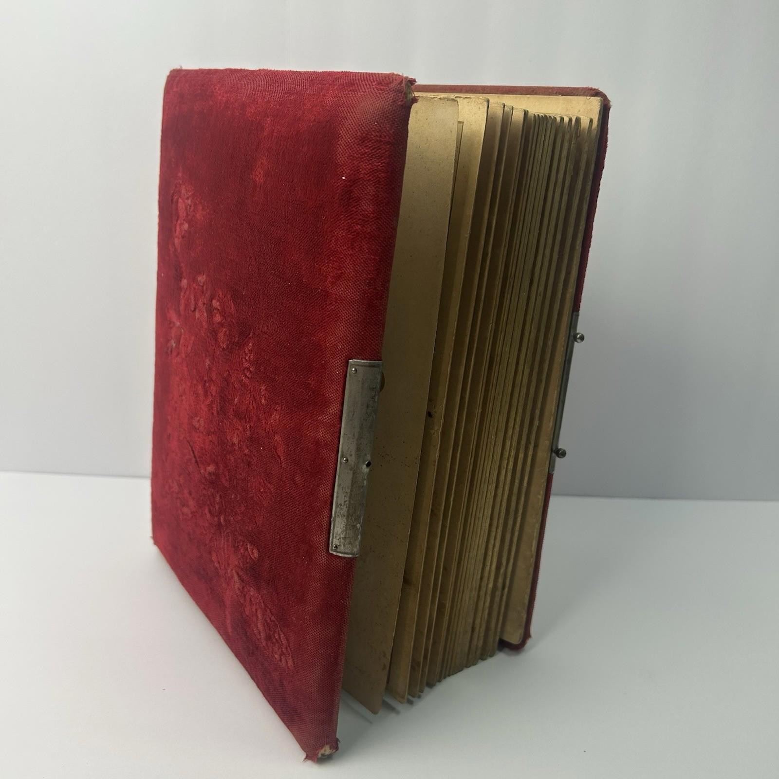 Antique Victorian Red Velvet Photo Album & 10 Cabinet Card Portraits Wedding Fam