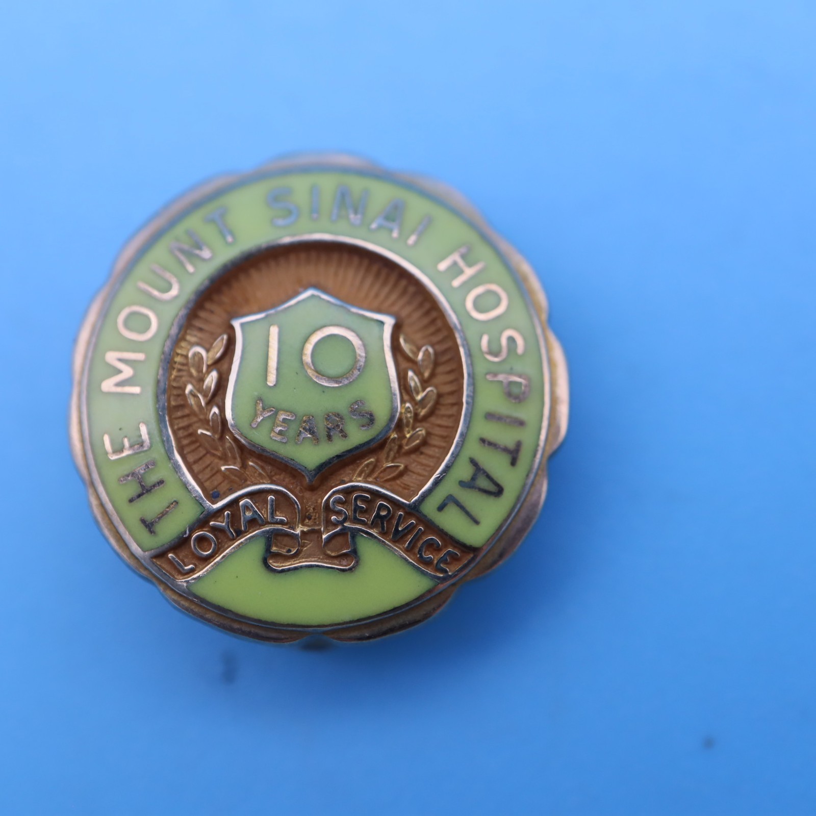 VINTAGE 10K 3 Gram Solid Yellow Gold Mount Sinai Hospital 10 yr Employee Pin VINTAGE 10K 3 Gram Solid Yellow Gold Mount Sinai Hospital 10 yr Employee Pin