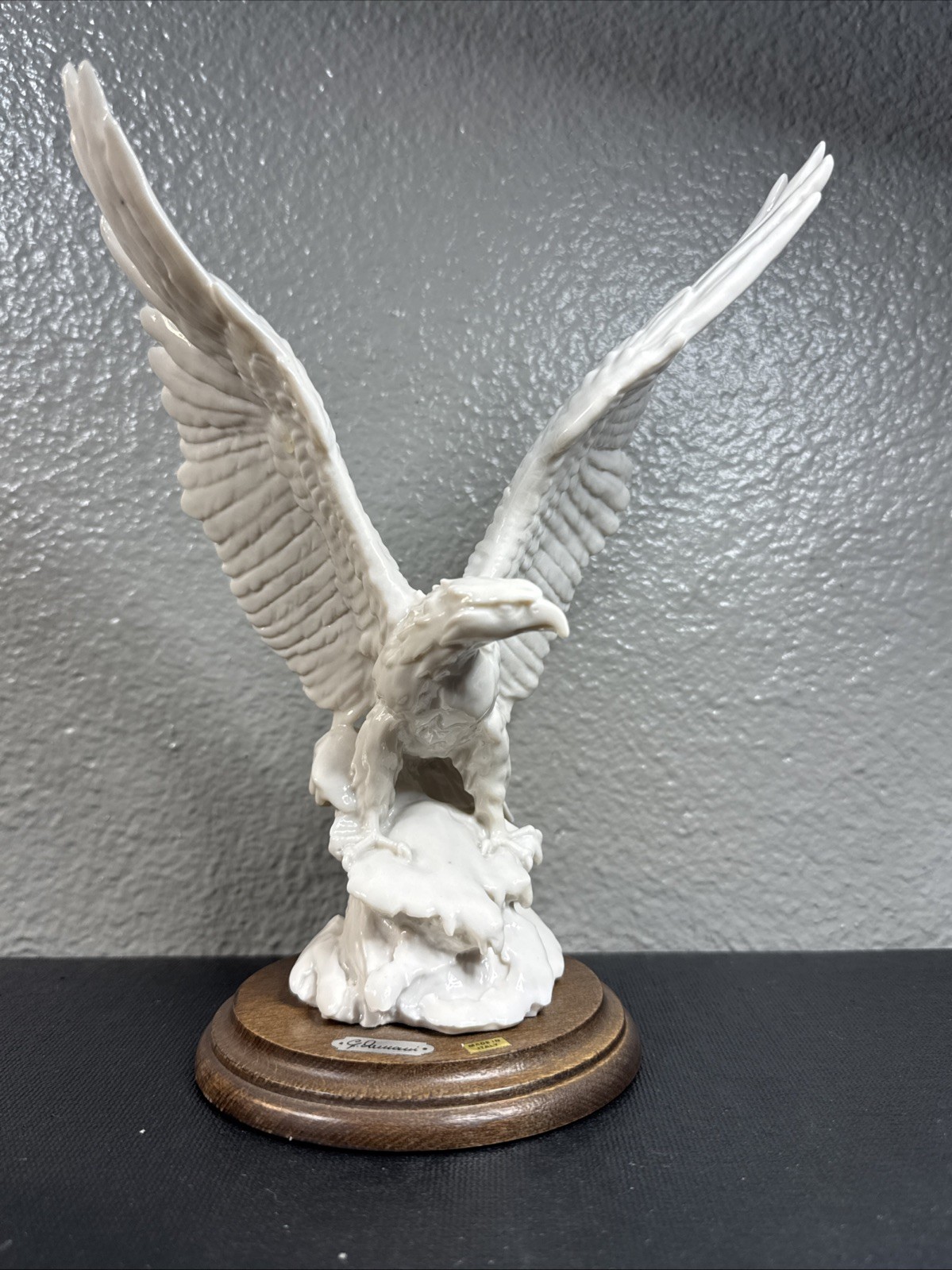 Giuseppe Armani Porcelain Bisque Bald Eagle Figurine On Wood Base Italy 9.5” Giuseppe Armani Porcelain Bisque Bald Eagle Figurine On Wood Base Italy 9.5”
