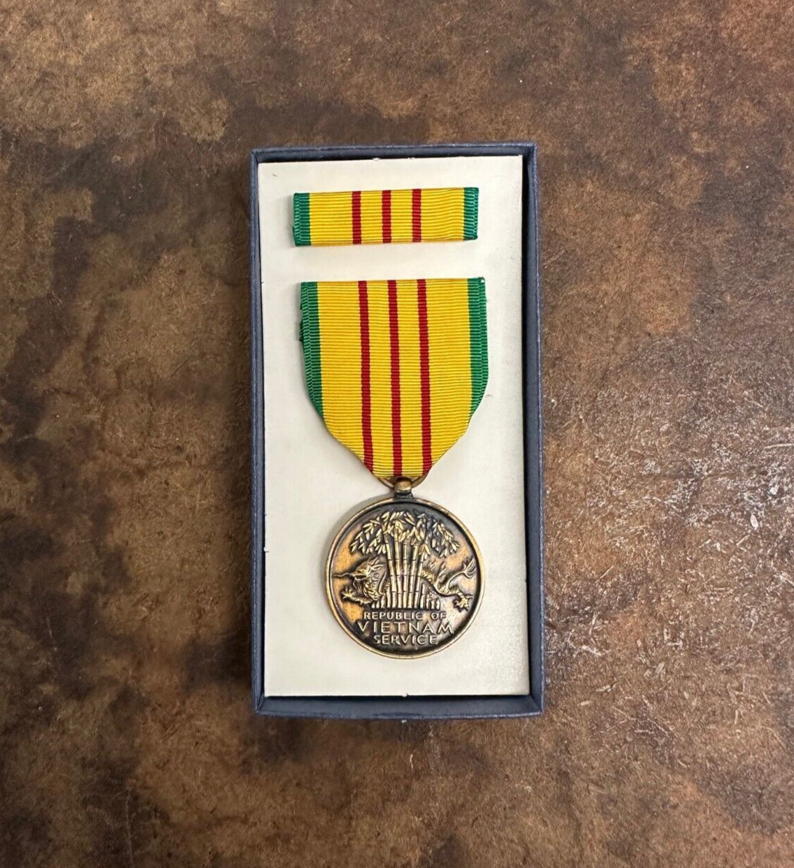 NOS Vietnam War Era US Military Vietnam Service Medal 8455-926-1664, 1969, R-47 NOS Vietnam War Era US Military Vietnam Service Medal 8455-926-1664, 1969, R-47