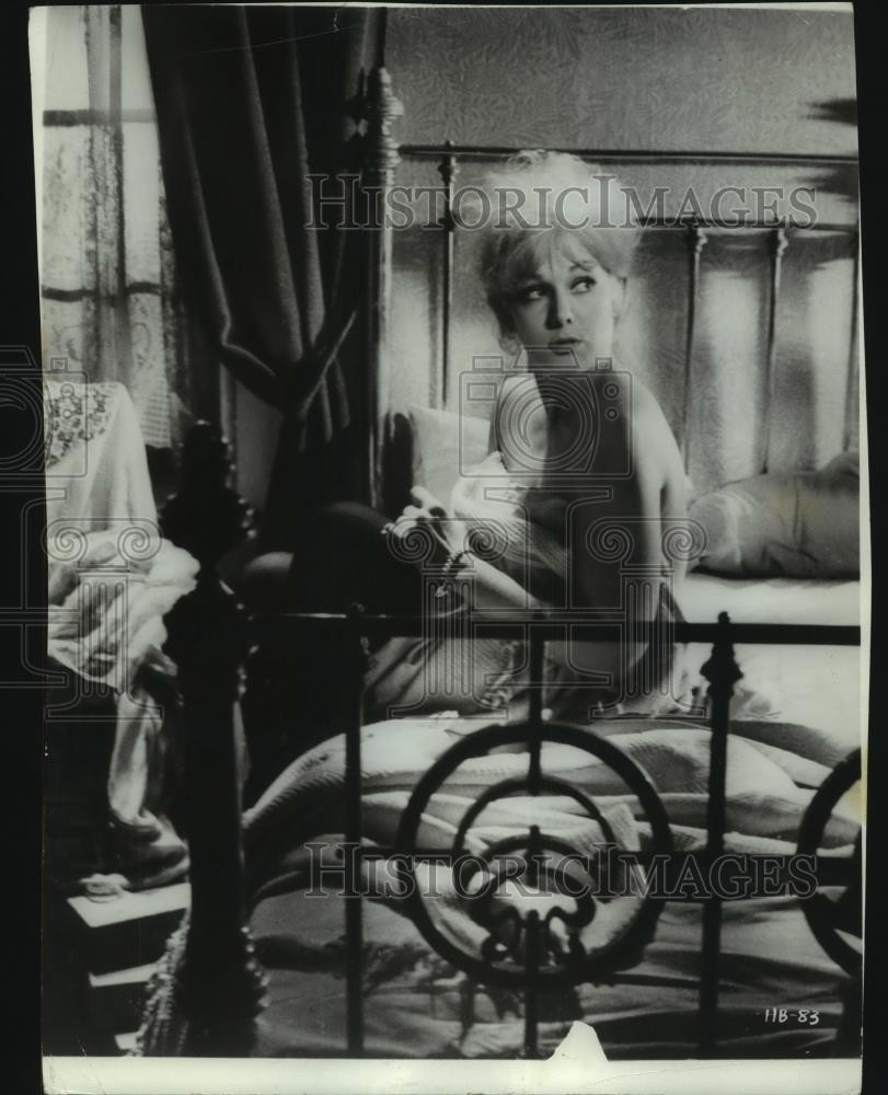 1964 Press Photo Kim Novak stars as Mildred in Of Human Bondage - lrz02286 1964 Press Photo Kim Novak stars as Mildred in Of Human Bondage - lrz02286
