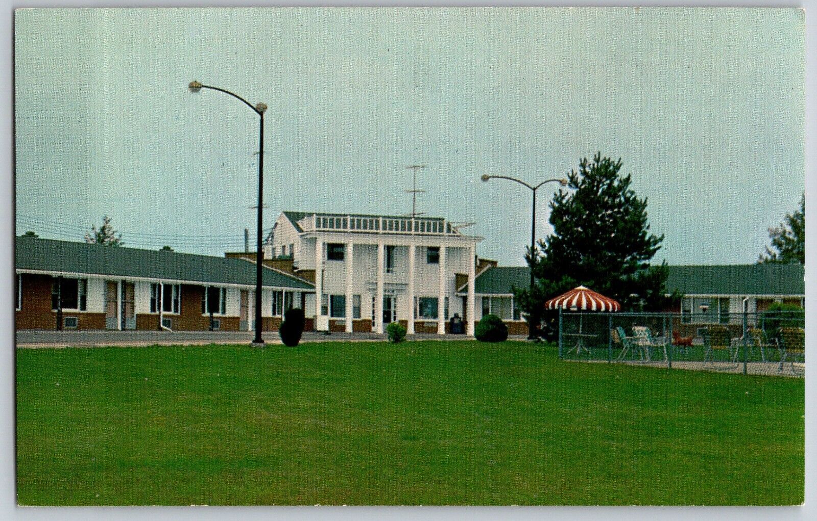 Burlington, Iowa - Voyager Inn at Junction Highway - Vintage Postcard - Unposted