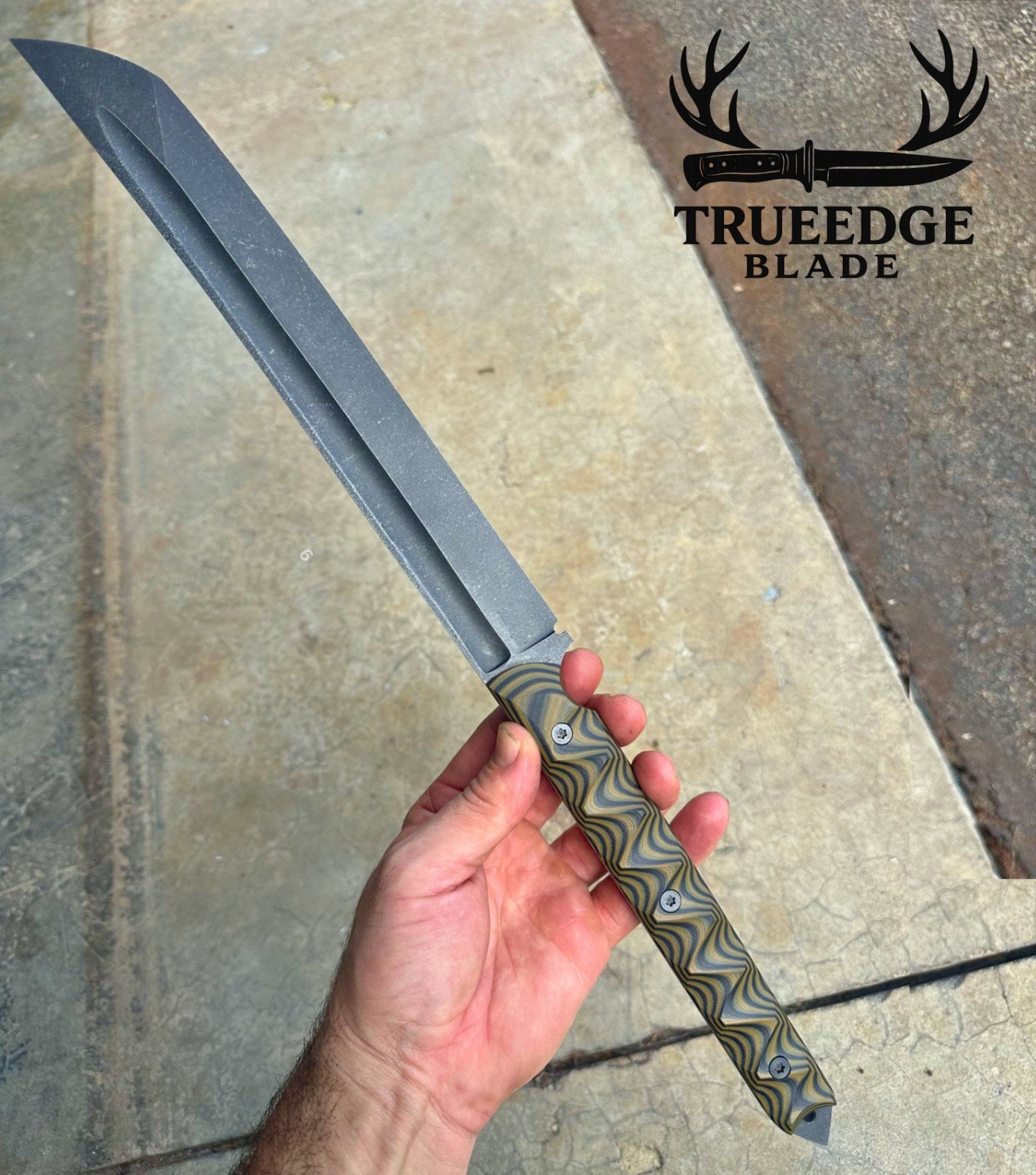 CUSTOM HAND-FORGED SHORT SWORD CUSTOM HAND-FORGED SHORT SWORD