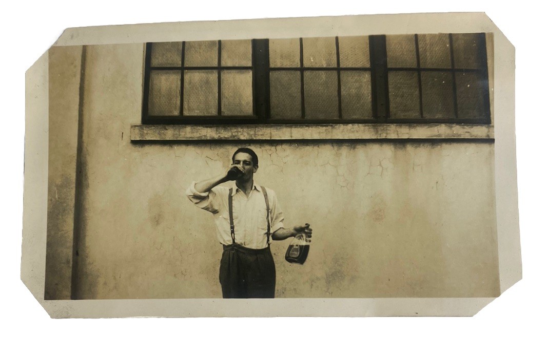 Man Double-fisting Beer & Liquor North Bend Oregon Antique 1930s Photo, 4.5x3in