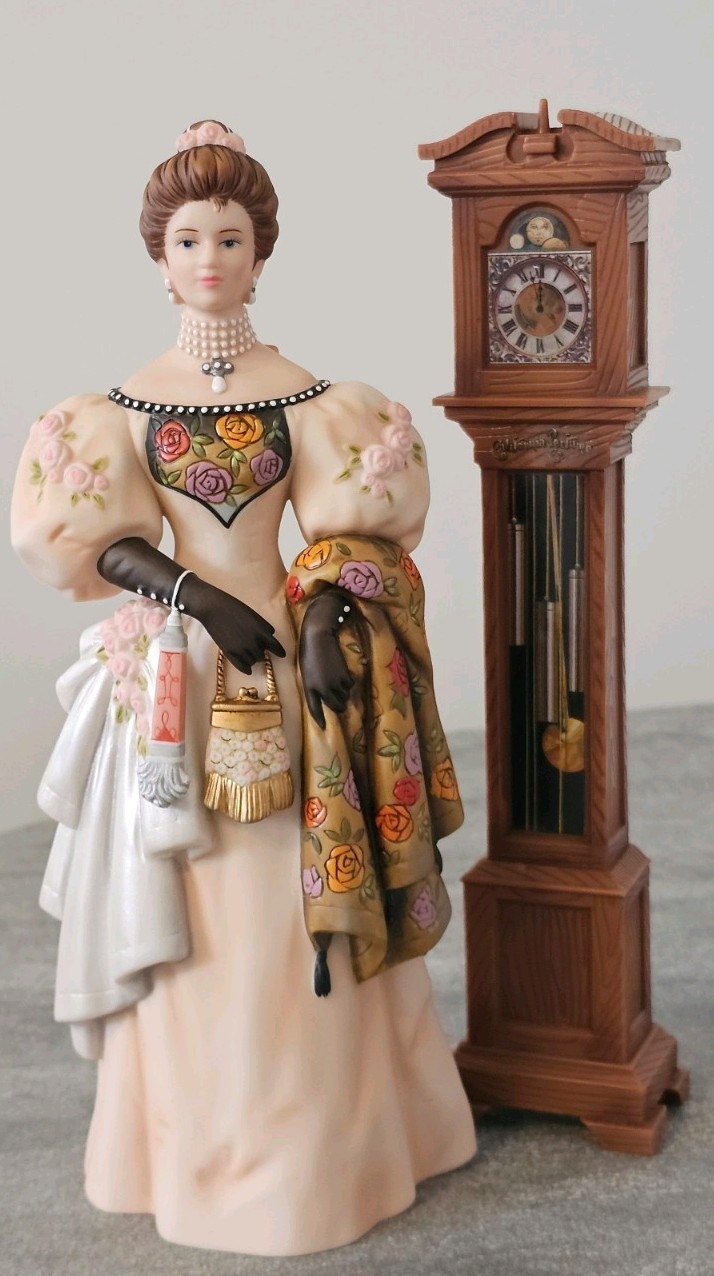 AVON Commemorative 2000 Mrs. Albee Award Full-size Porcelain Lady w/Box+Card AVON Commemorative 2000 Mrs. Albee Award Full-size Porcelain Lady w/Box+Card
