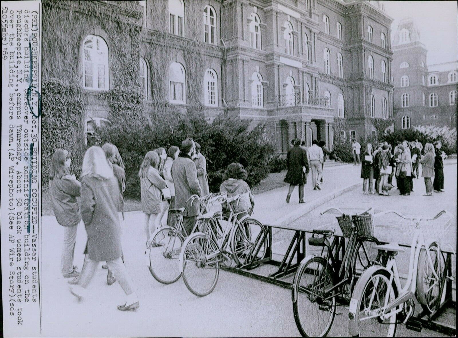 LG814 1969 Wire Photo BUILDING OCCUPIED Vassar College Black Students Protest