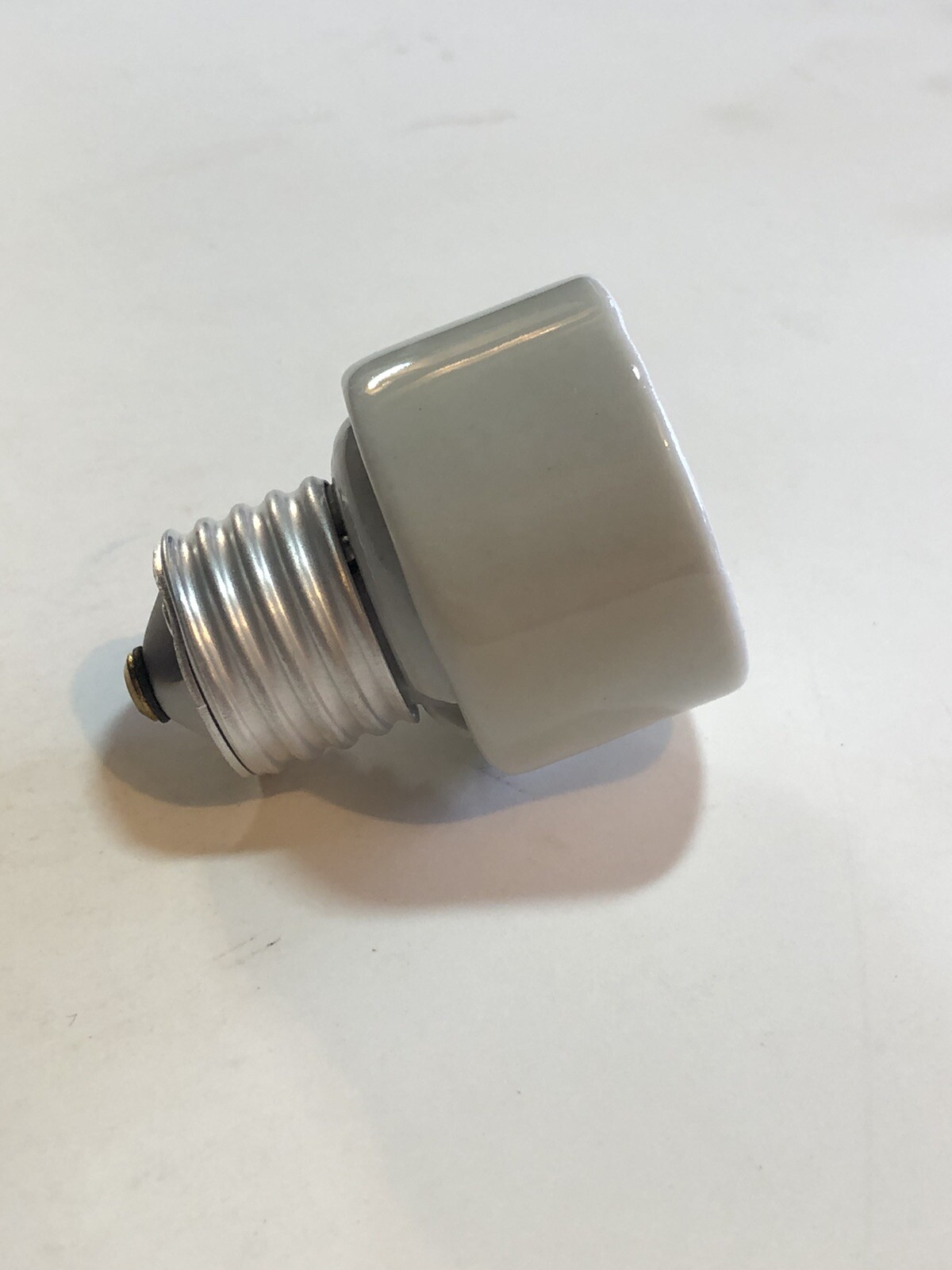Leviton (Box of 10) Medium Base Lamp Sockets Extension 001-2005 250V 660W NOS Leviton (Box of 10) Medium Base Lamp Sockets Extension 001-2005 250V 660W NOS