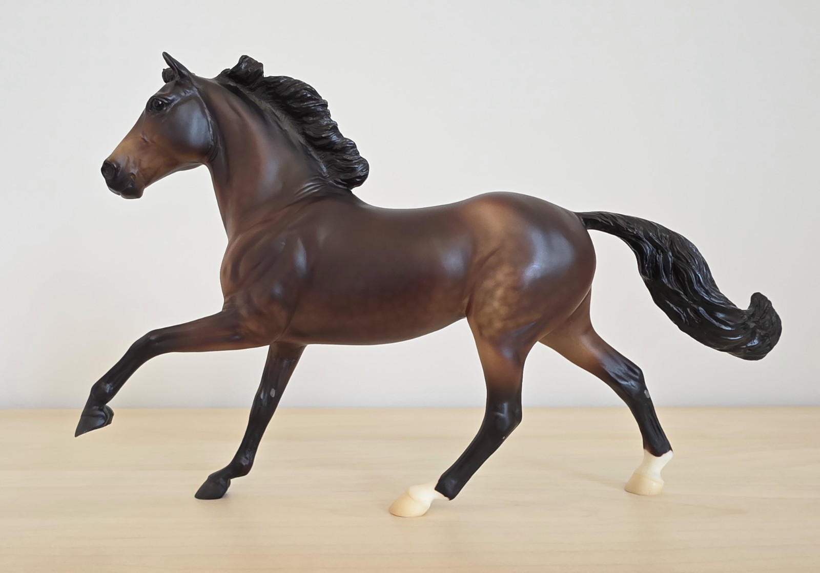 Breyer Traditional Model Horse FLASH #594 Matte Bay w/ Dapples 2004-2007 Breyer Traditional Model Horse FLASH #594 Matte Bay w/ Dapples 2004-2007