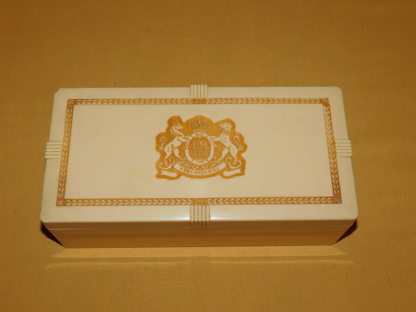 VINTAGE 10 1/2 X 5 PM & CO VENI VIDI VICI PLASTIC CIGAR CIGARETTE CASE HORSE BOX VINTAGE 10 1/2 X 5 PM & CO VENI VIDI VICI PLASTIC CIGAR CIGARETTE CASE HORSE BOX
