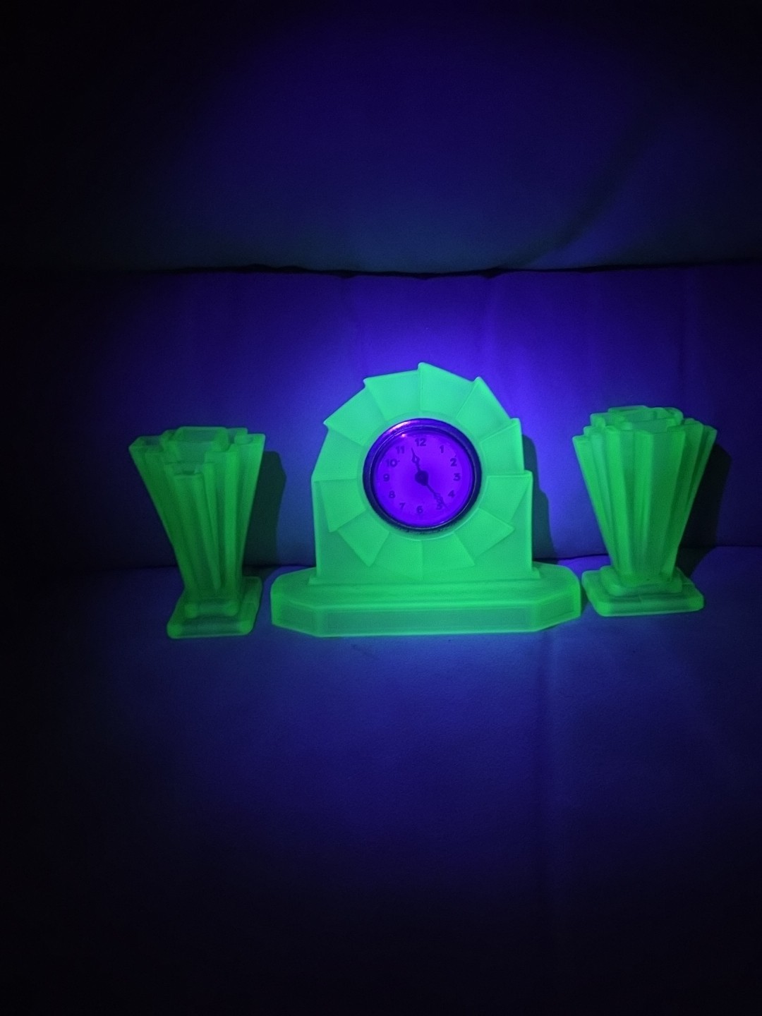 Vtg Uranium Glass 1930s Bagley & Co. Clock W/ Vases & Flower Frog Insert * READ*