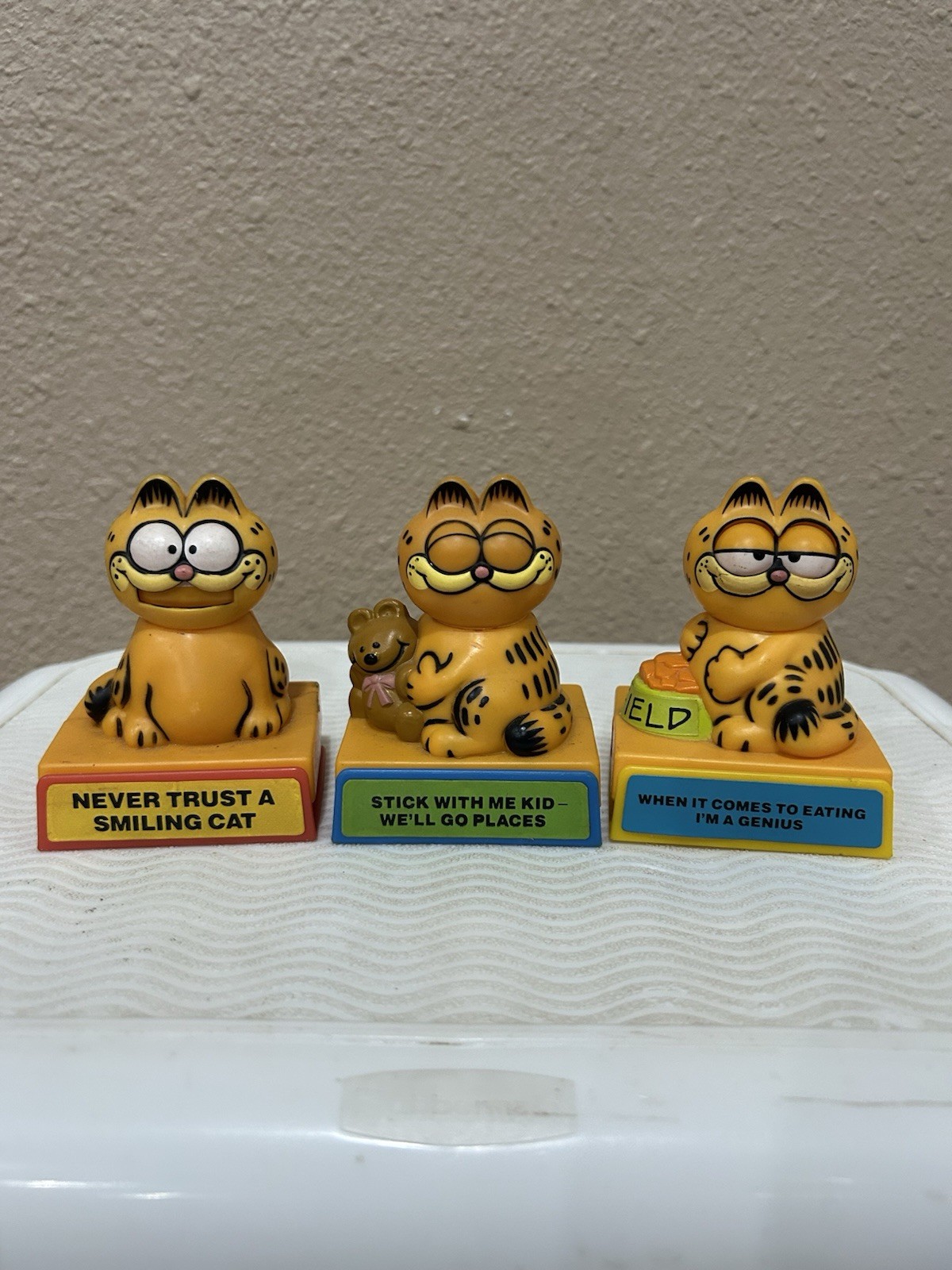 VTG Lot Of 3 Garfield Push Down Moving Figures Quotes Smiling Cat Eating Genius