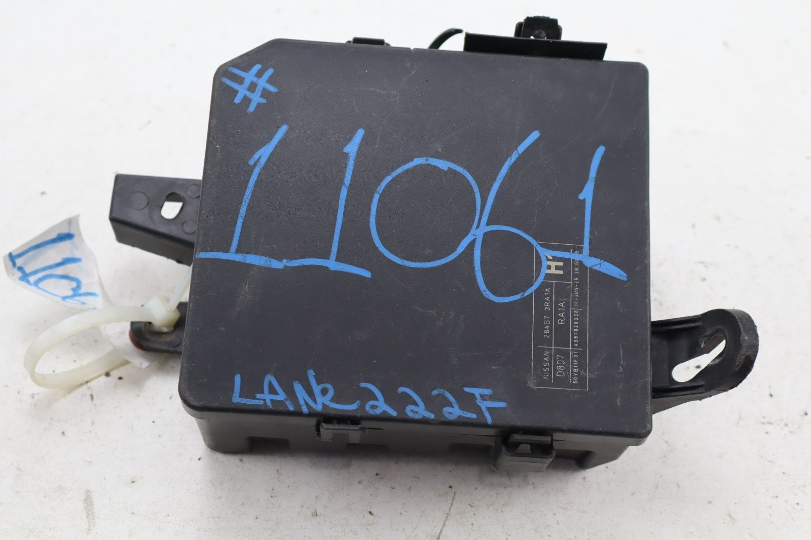 2003-2006 Chevrolet Silverado 2500 Fuse Relay Box 284B73RA1A OEM 2003-2006 Chevrolet Silverado 2500 Fuse Relay Box 284B73RA1A OEM
