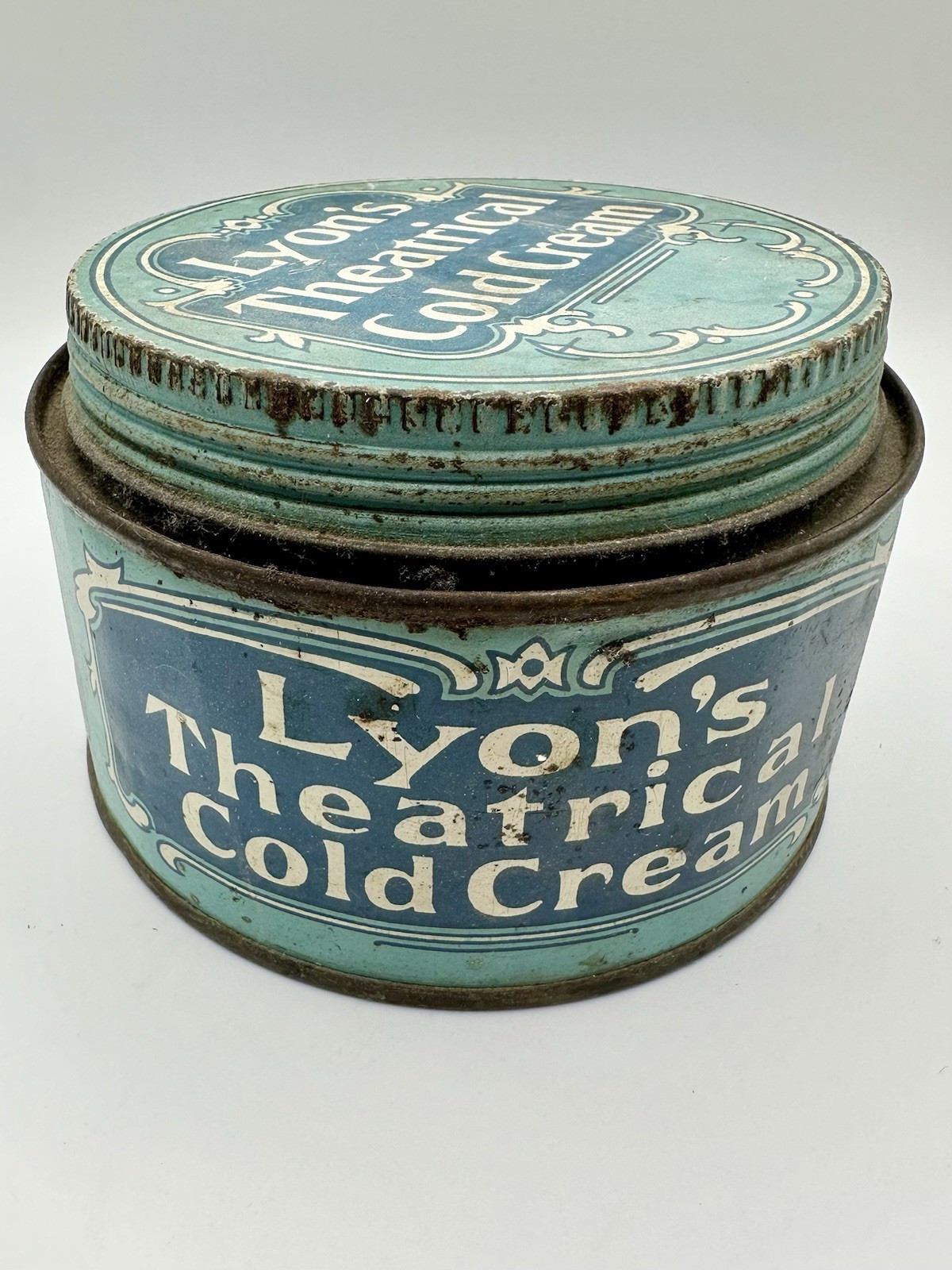 Vintage Lyon\'s Theatrical Cold Cream Tin - Lyon & Lyon Chicago - Antique Deco Vintage Lyon\'s Theatrical Cold Cream Tin - Lyon & Lyon Chicago - Antique Deco