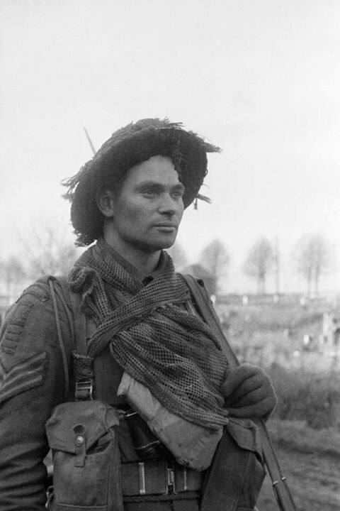 WW2 WWII Photo British Infantry Sergeant in Germany 1945 World War Two / 1845 WW2 WWII Photo British Infantry Sergeant in Germany 1945 World War Two / 1845