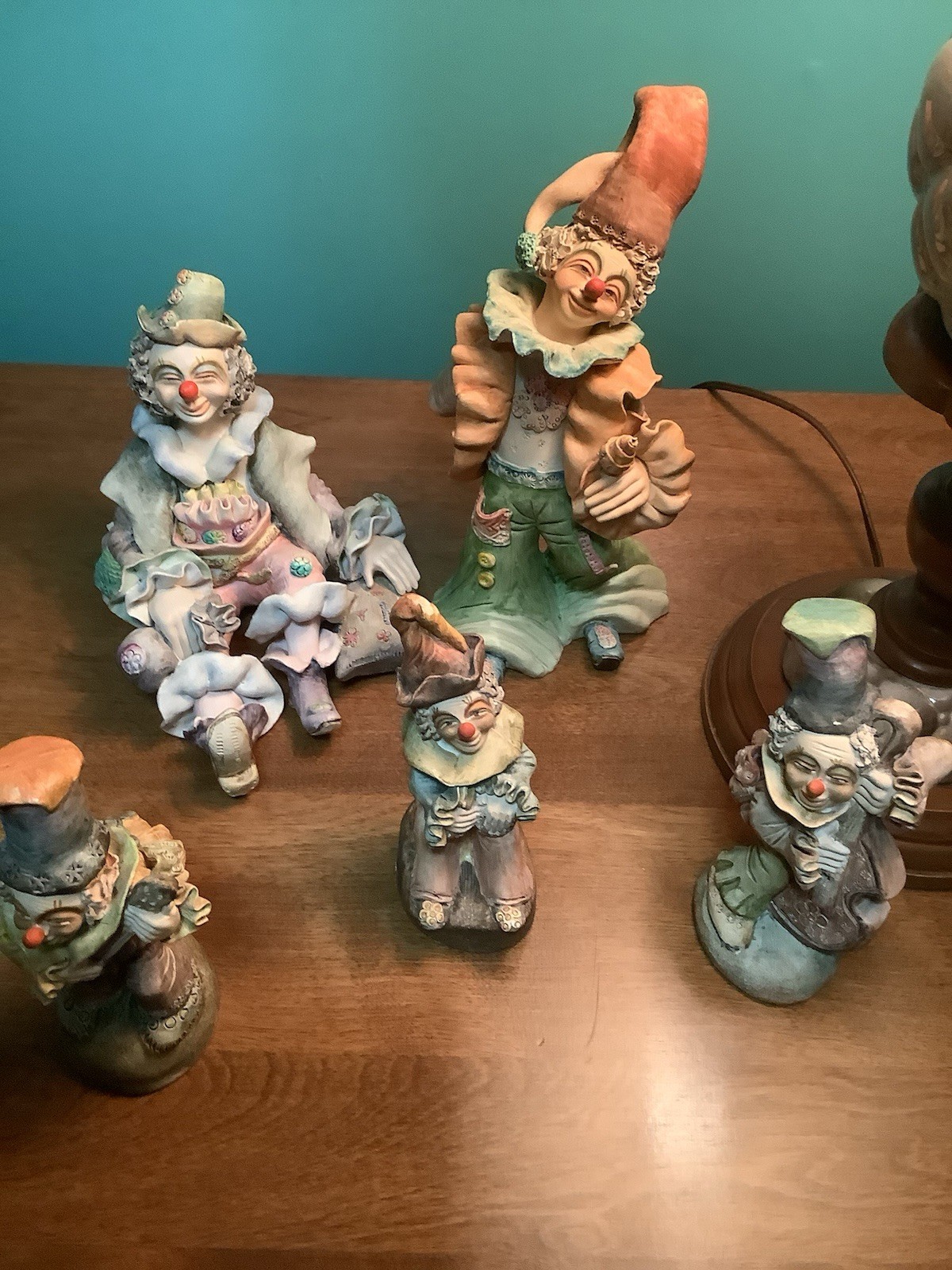 Vtge Set/5 Clowns Signed HECHO a MANO GUZMAN Hand Painted Ceramic 3 - 6”, 2 - 9” Vtge Set/5 Clowns Signed HECHO a MANO GUZMAN Hand Painted Ceramic 3 - 6”, 2 - 9”
