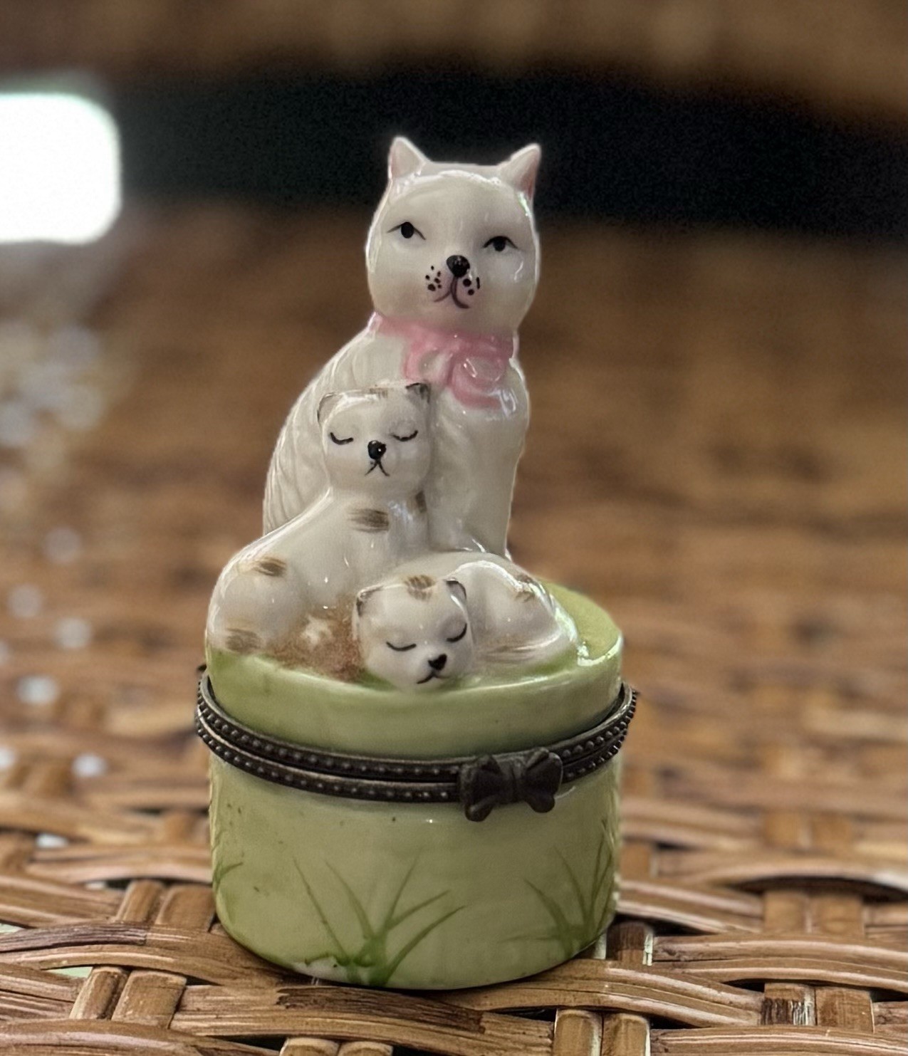 White Cat And Kittens Trinket Holder - Vintage White Cat And Kittens Trinket Holder - Vintage