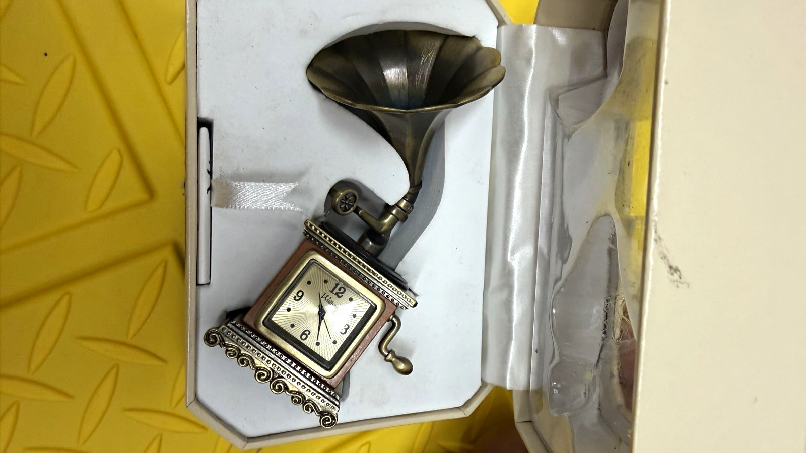 VINTAGE PHONOGRAPH MINI CLOCK WALTHAM VINTAGE PHONOGRAPH MINI CLOCK WALTHAM