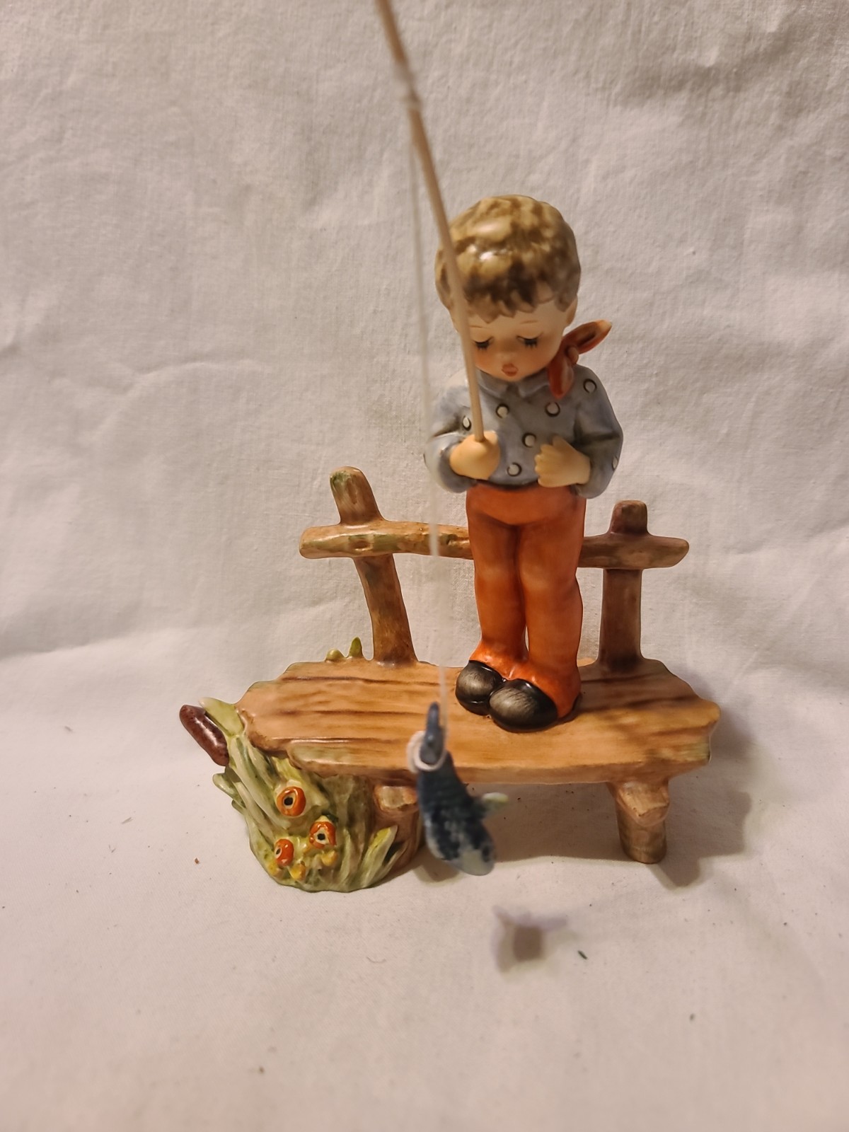 (D) VINTAGE Goebel M.J Hummel Figurine #566 - THE ANGLER / Der Angler (D) VINTAGE Goebel M.J Hummel Figurine #566 - THE ANGLER / Der Angler