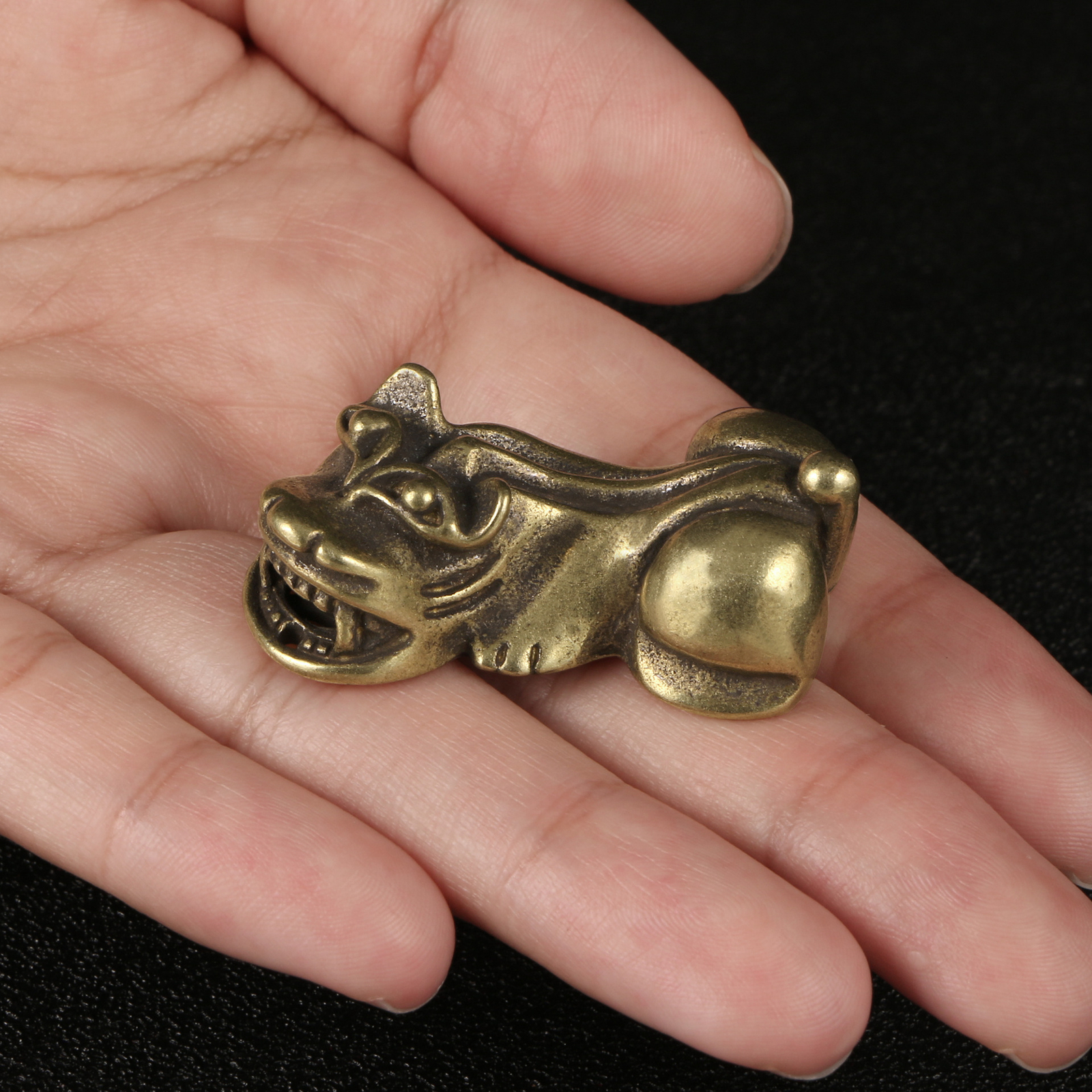 Retro Brass Hollow Money Unicorn Lion Ornament Hand Handle Bronze Handicrafts