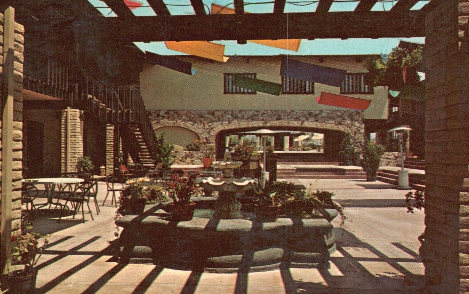 Claremont, CA, Griswold\'s Inn, Guanajuato Courtyard, Vintage Postcard e6230