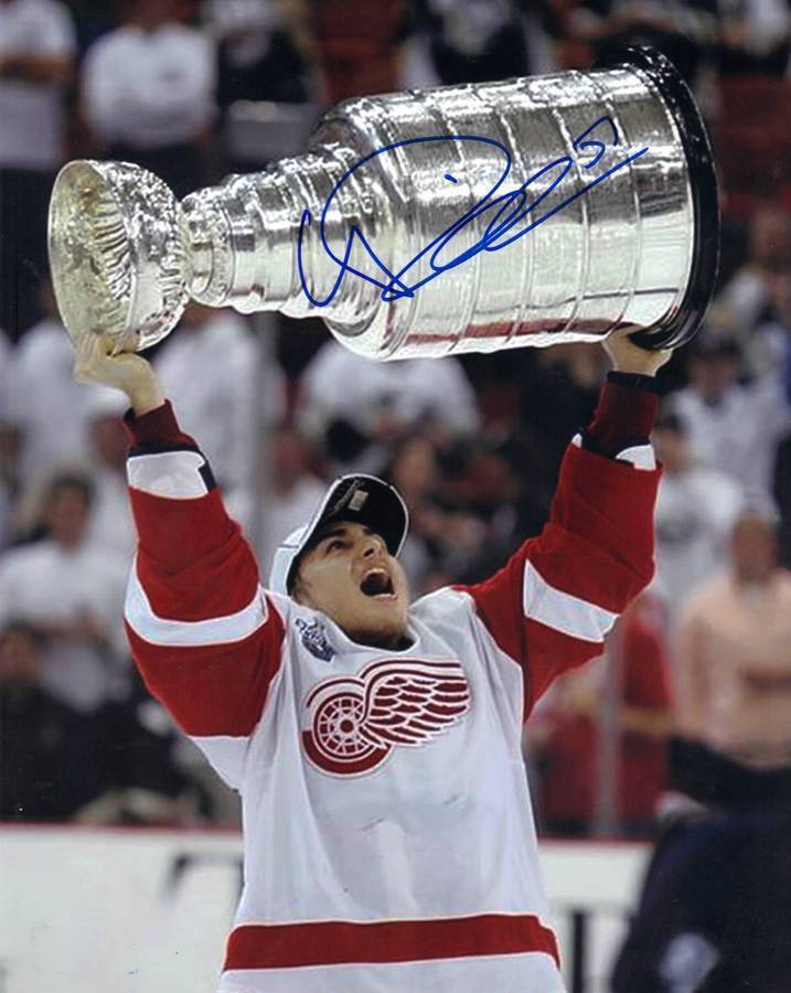 Valtteri Filppula Detroit Red Wings Stenly Cup Shot Signed 8x10 Photo w/COA