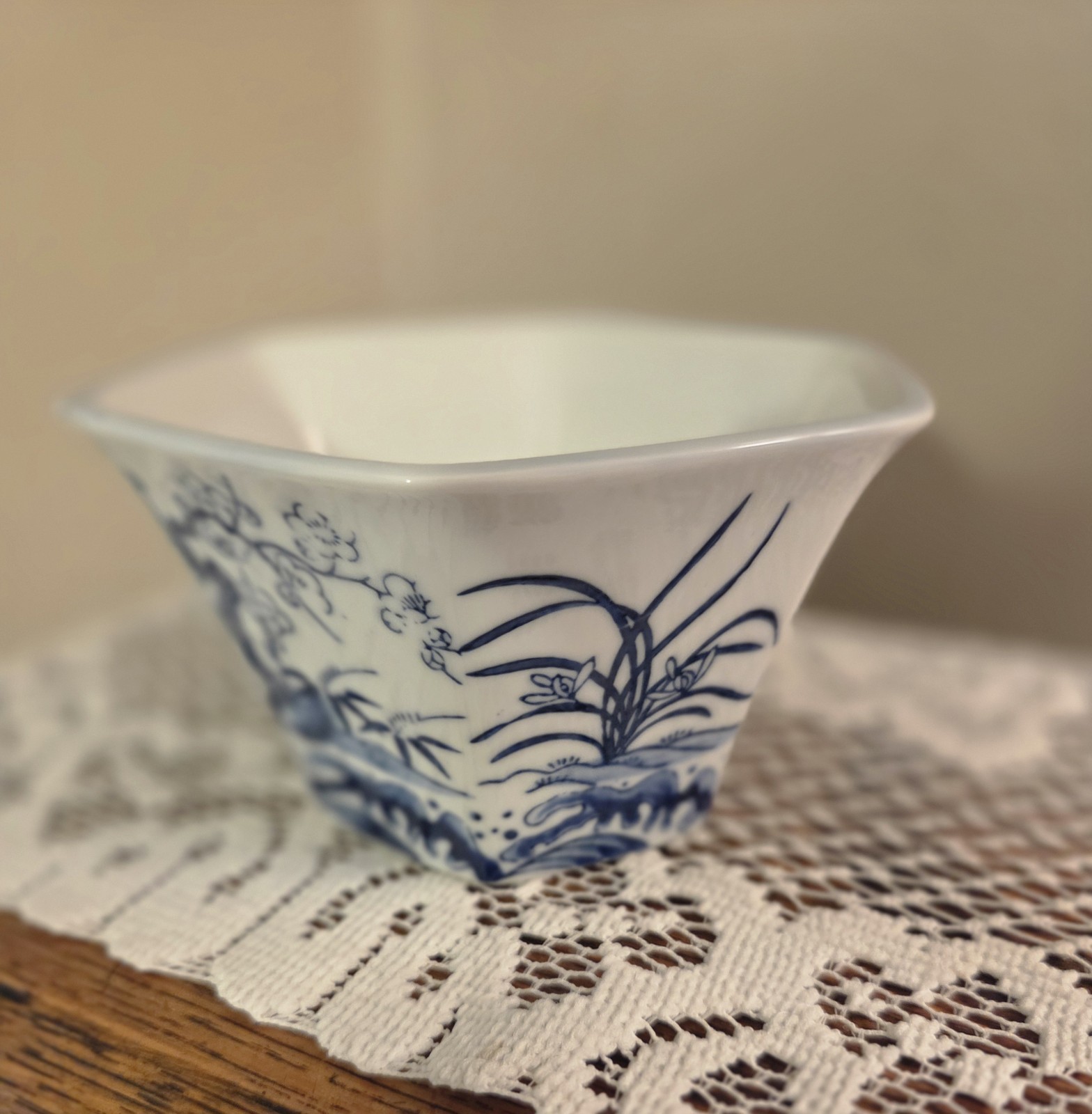 Vintage Blue & White Porcelain Hexagon Cachepot Asian 3 Friends Of Winter Motif Vintage Blue & White Porcelain Hexagon Cachepot Asian 3 Friends Of Winter Motif