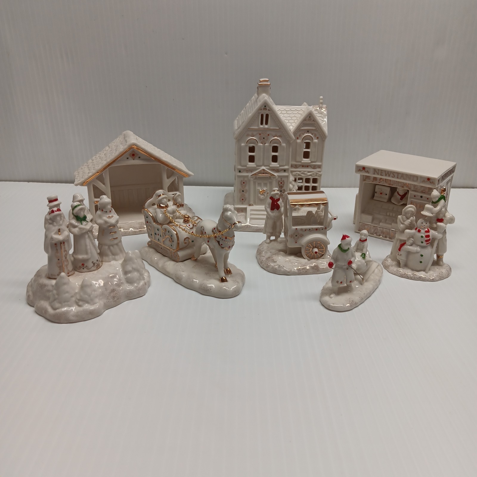 Lenox mistletoe park XMAS LOT OF 8 HOUSE MUSIC BOX NEWSSTAND SLEIGH Lenox mistletoe park XMAS LOT OF 8 HOUSE MUSIC BOX NEWSSTAND SLEIGH