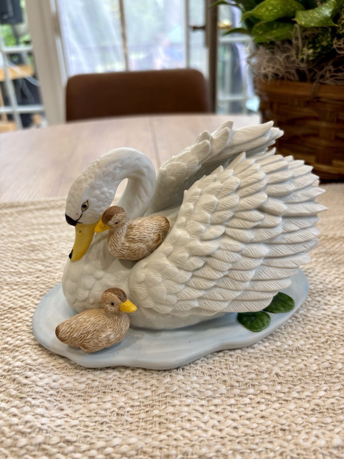 Homco 1427 Porcelain Swan & Cygnets Figurine Vintage Mother Duck Bird W/ Sticker Homco 1427 Porcelain Swan & Cygnets Figurine Vintage Mother Duck Bird W/ Sticker