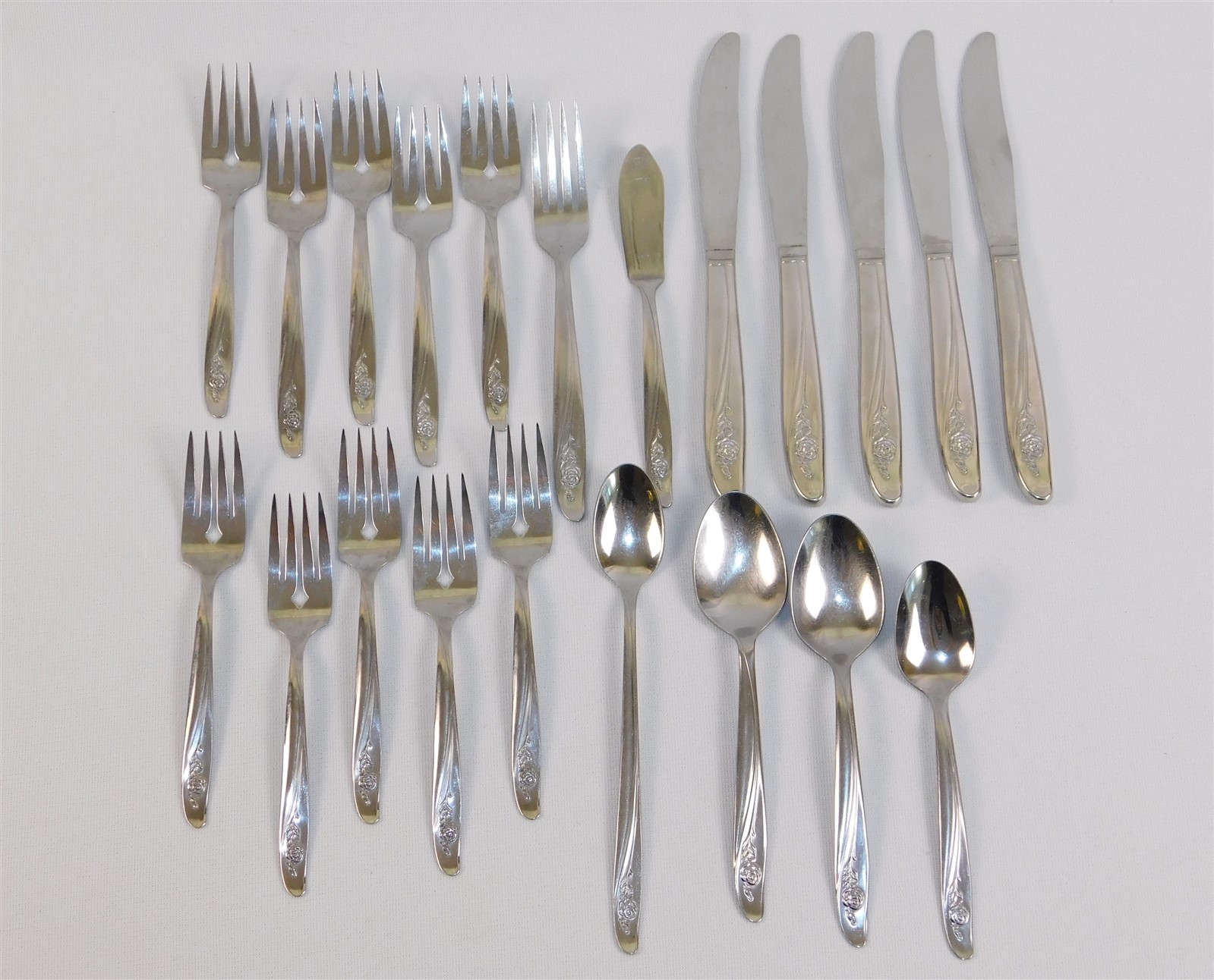 Vtg Oneida ROSEANNE Stainless Flatware Forks Spoons Knives Lot Of 21 Pcs Vtg Oneida ROSEANNE Stainless Flatware Forks Spoons Knives Lot Of 21 Pcs