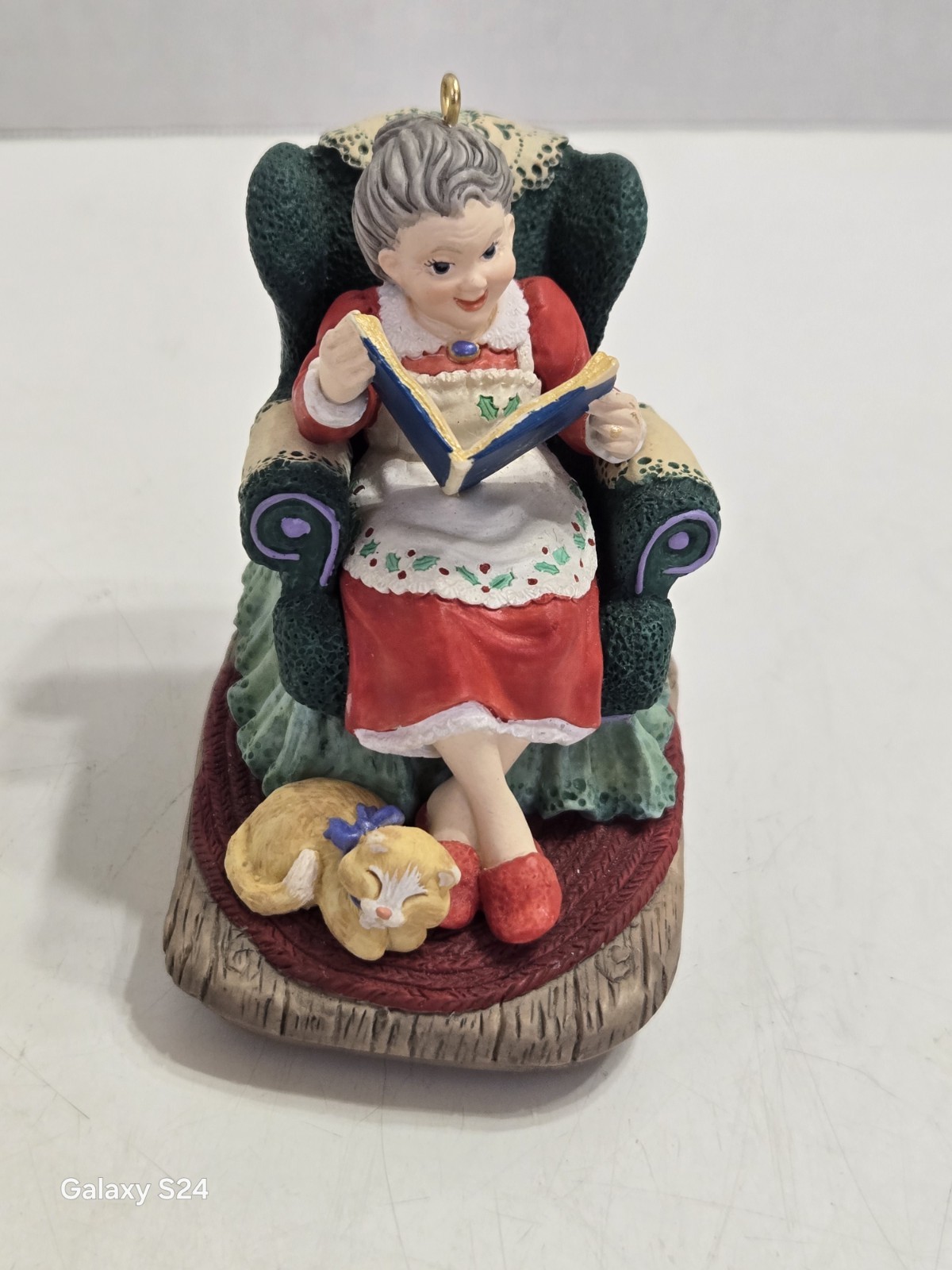 Vintage 1997 Mrs Claus Story HALL KEEPSAKE ORNAMENT- No Box Vintage 1997 Mrs Claus Story HALL KEEPSAKE ORNAMENT- No Box